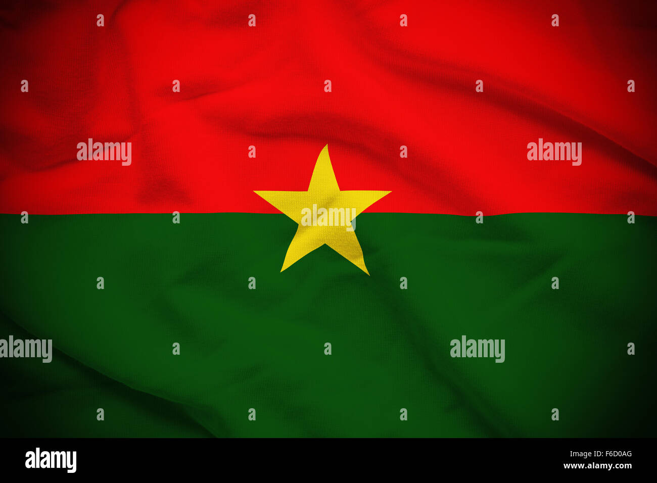 Ondulé et ridée drapeau national du Burkina Faso. Banque D'Images