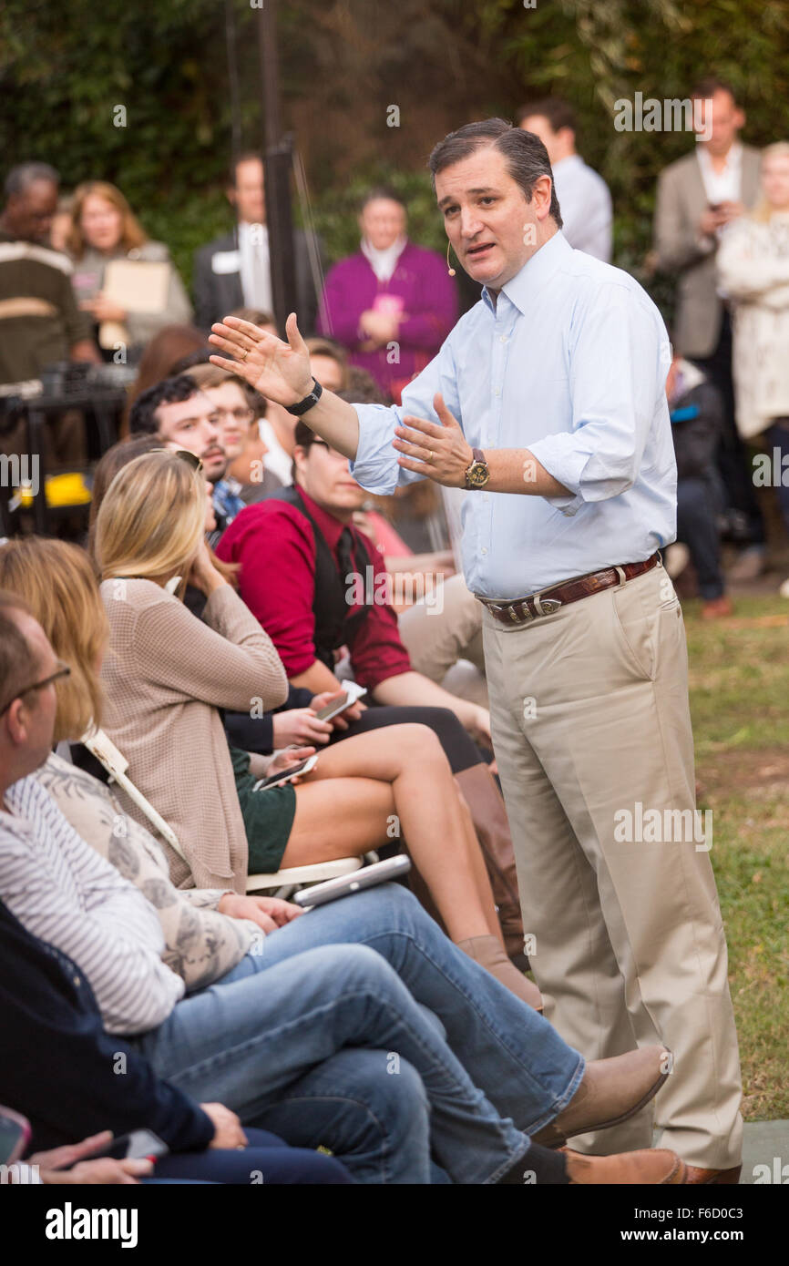 Charleston, Caroline du Sud, USA. 16 Nov, 2015. Le sénateur américain et GOP candidate présidentielle Ted Cruz lors d'un discours à l'intimidateur forum chaire au Collège de Charleston, 16 novembre 2015 à Charleston, Caroline du Sud. Cruz a défendu son appel pour accepter les réfugiés qui fuient la Syrie chrétienne, mais pas les réfugiés musulmans craignant l'État islamique à la suite des attentats terroristes à Paris. Banque D'Images