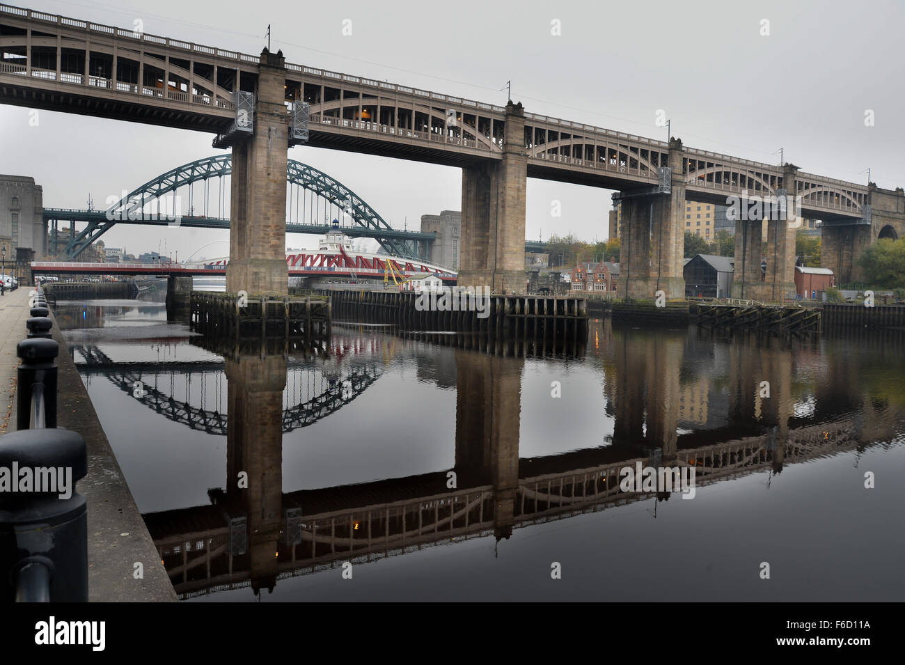 Le High Level Bridge est un pont routier et ferroviaire enjambant la rivière Tyne entre Newcastle upon Tyne et Gateshead Banque D'Images