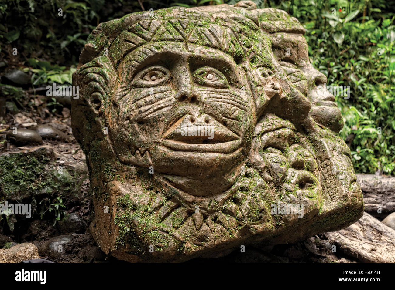 Ancienne Statue précolombien, forêt tropicale, en Amérique du Sud Banque D'Images