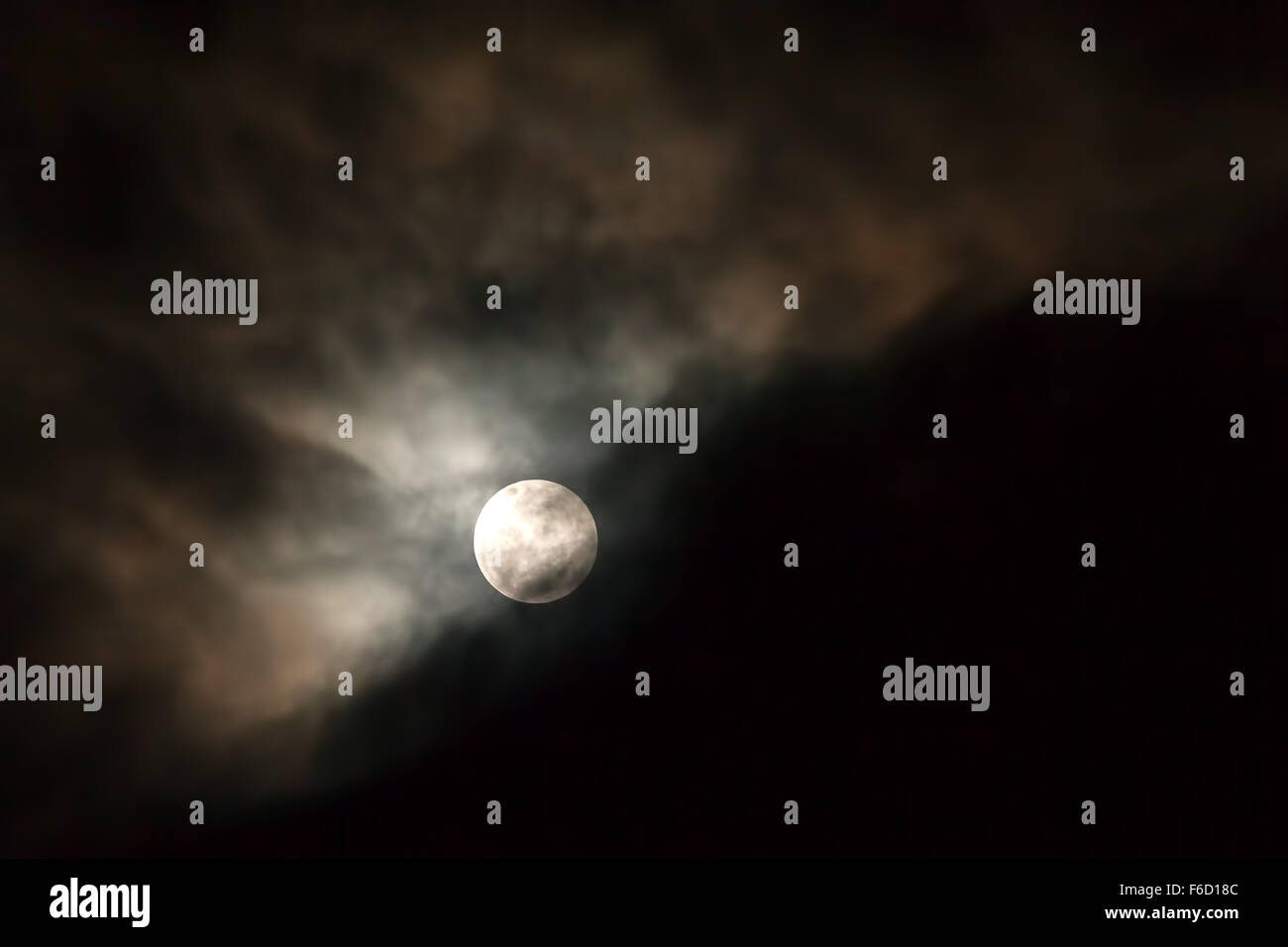 Nuit majestueux ciel avec la Lune et les nuages, Fond Pacifique Banque D'Images