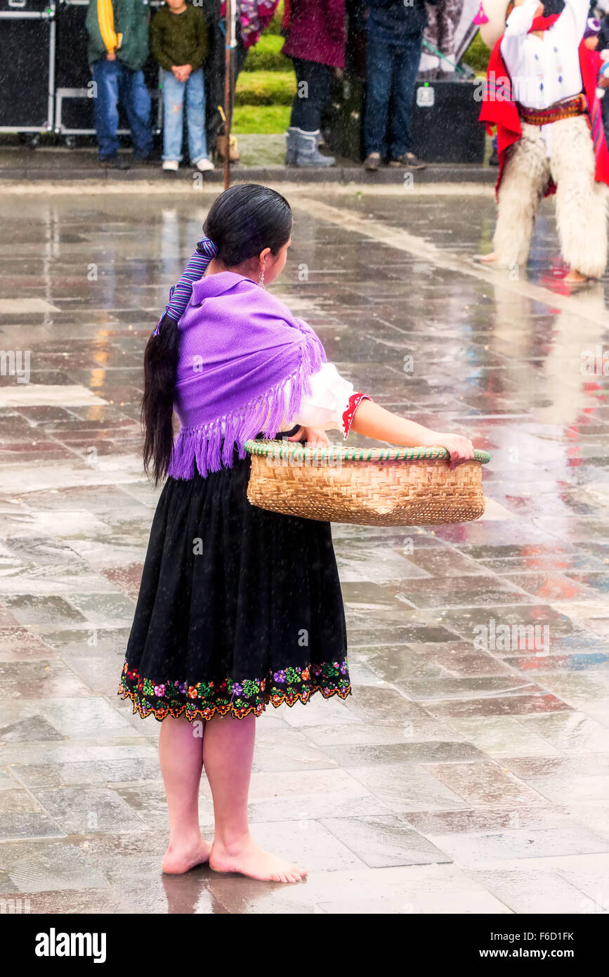 Ingapirca, Equateur - 20 juin 2015 : non identifie les Brunette en costume traditionnel portant un panier en osier Banque D'Images