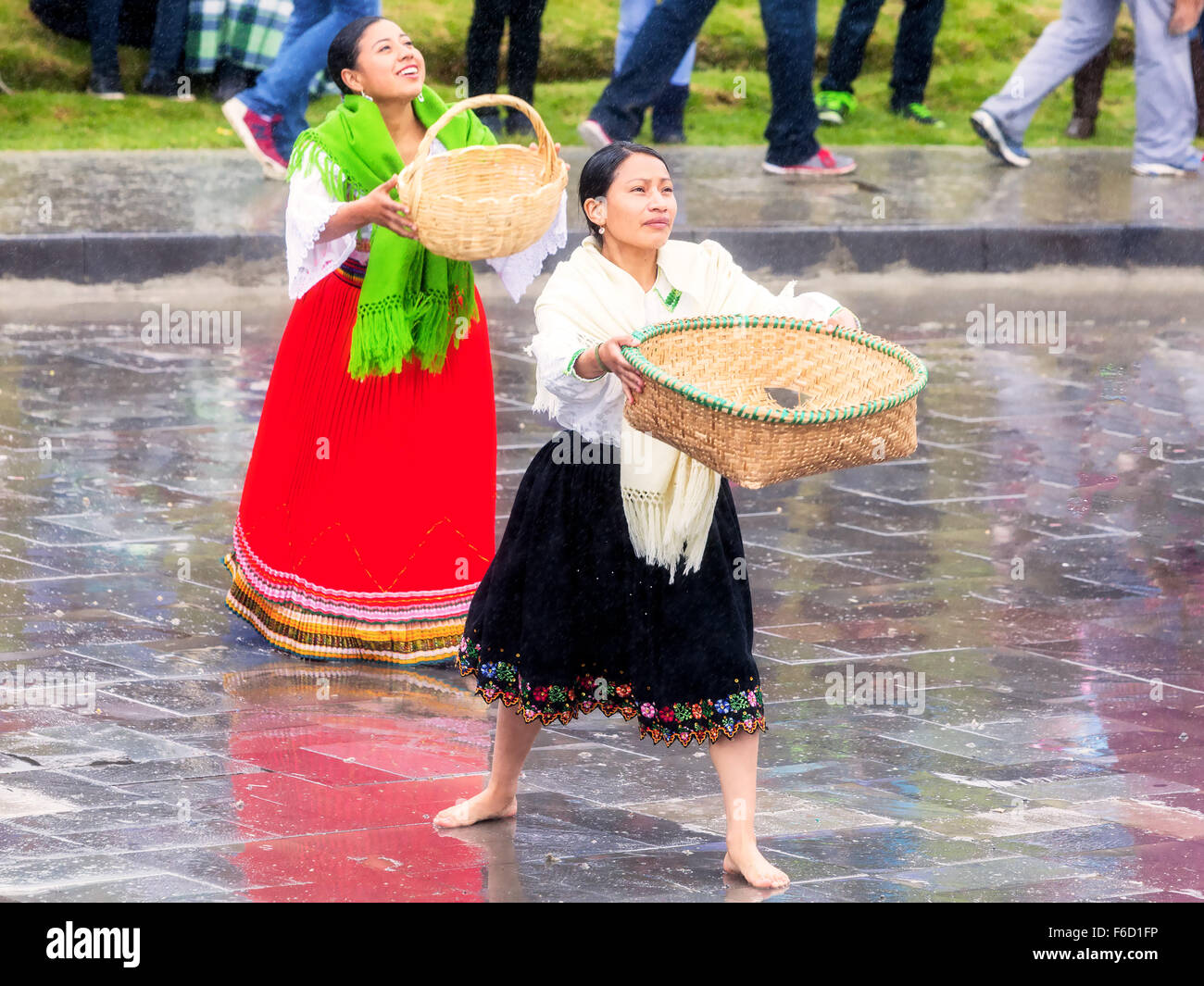 Ingapirca, Equateur - 20 juin 2015 : les femmes autochtones non identifiés, de l'Inti Raymi célébrant la consécration éternelle du Mariage Banque D'Images
