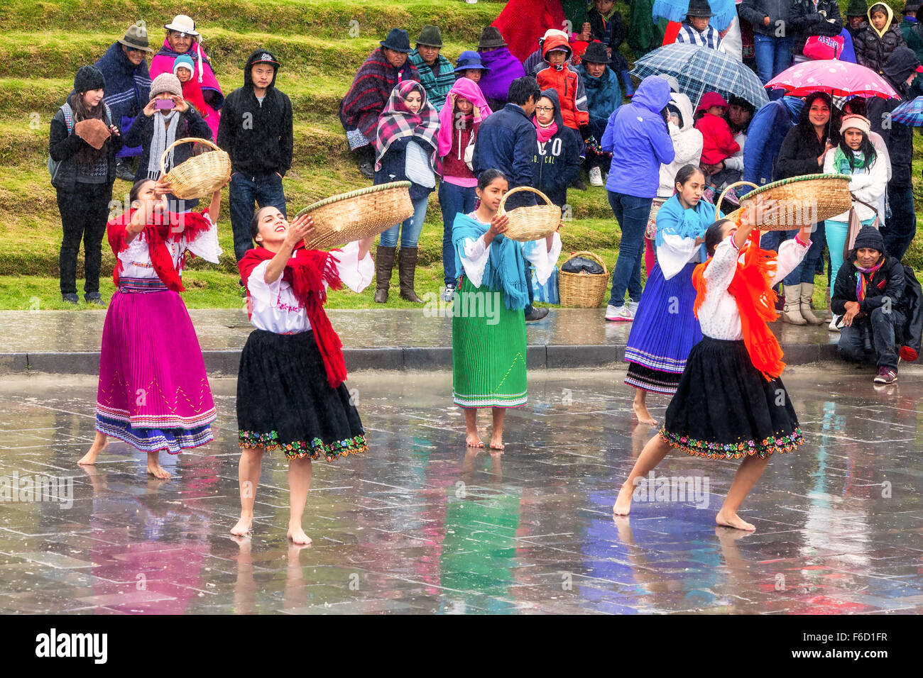 Ingapirca, Equateur - 20 juin 2015 : les femmes autochtones non identifié à célébrer la nouvelle année dans les Andes de l'Ingapirca Banque D'Images