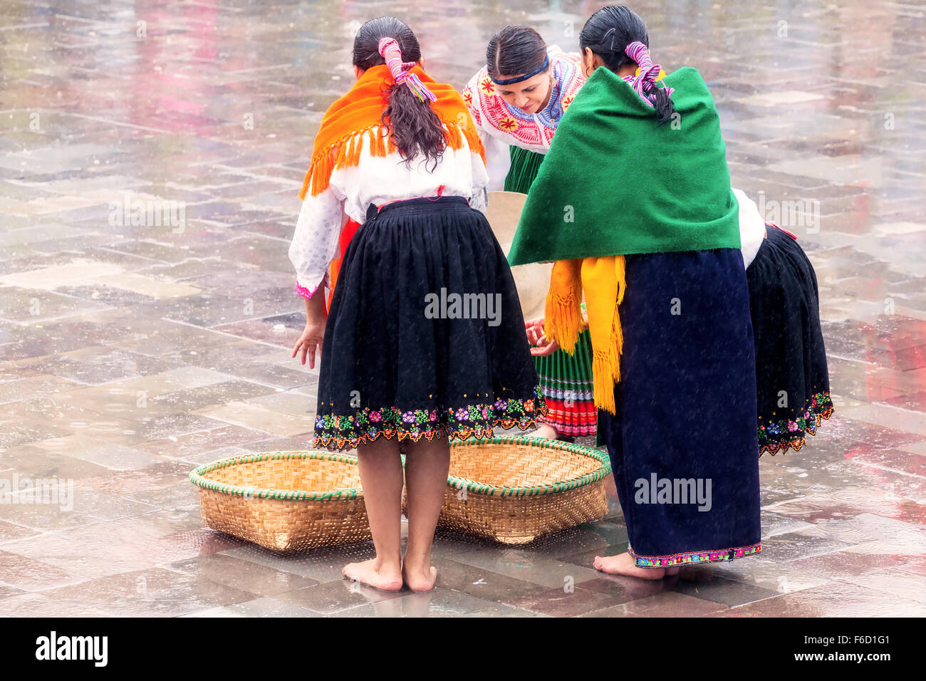 Ingapirca, Equateur - 20 juin 2015 : Groupe de Femmes Autochtones Célébration de l'Inti Raymi, fête du Soleil Banque D'Images