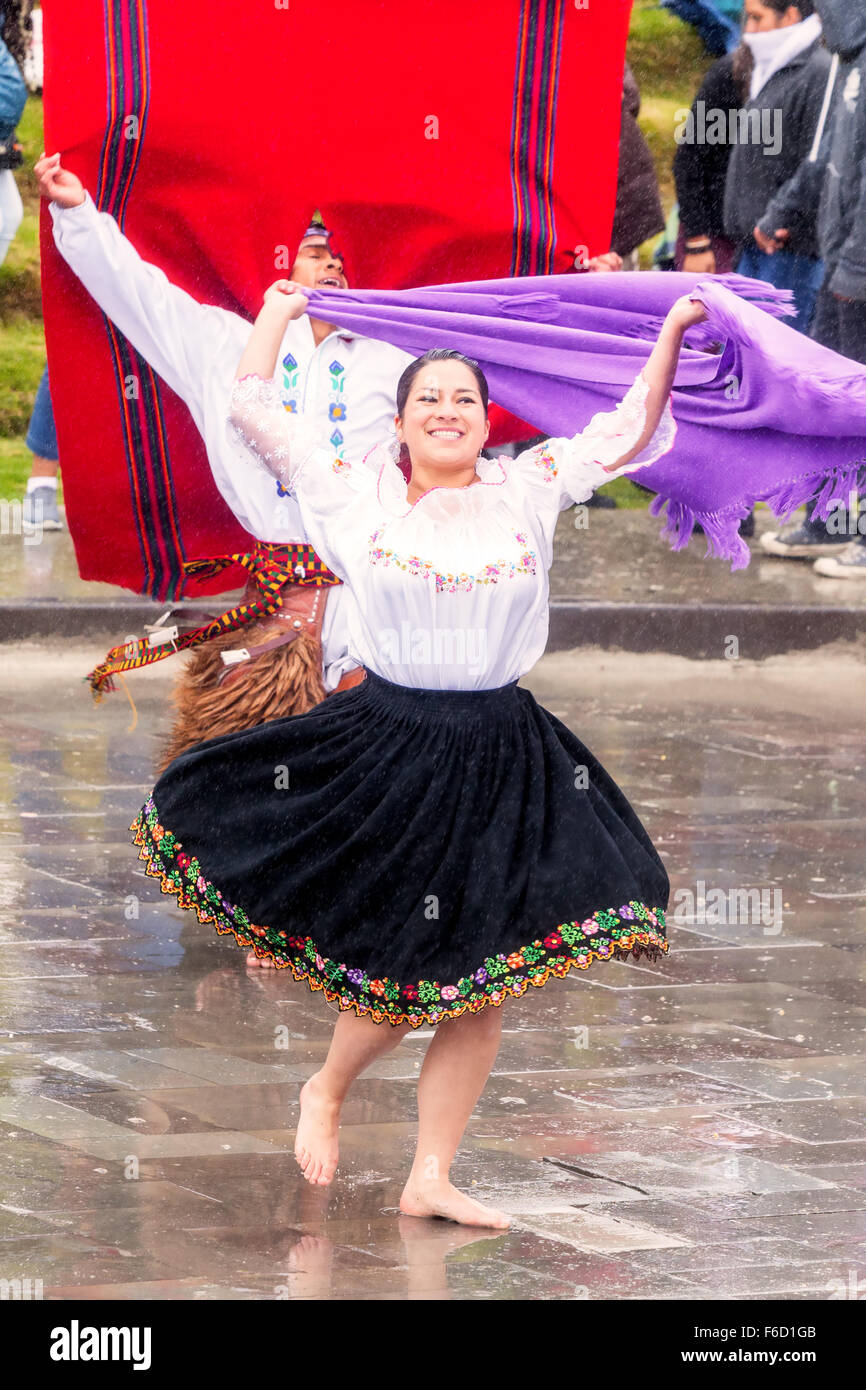 Ingapirca, Equateur - 20 juin 2015 : les jeunes hommes et femmes non identifiées, les danseurs dansent dans le cercle, la célébration de l'Inti Raymi Banque D'Images