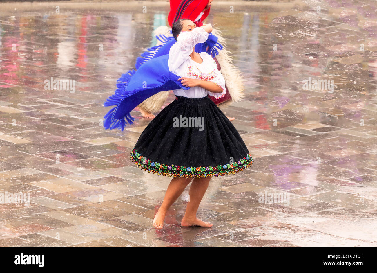Ingapirca, Equateur - 20 juin 2015 : Jeune femme en costume traditionnel célébrer Fête du Soleil à Ingapirca Banque D'Images