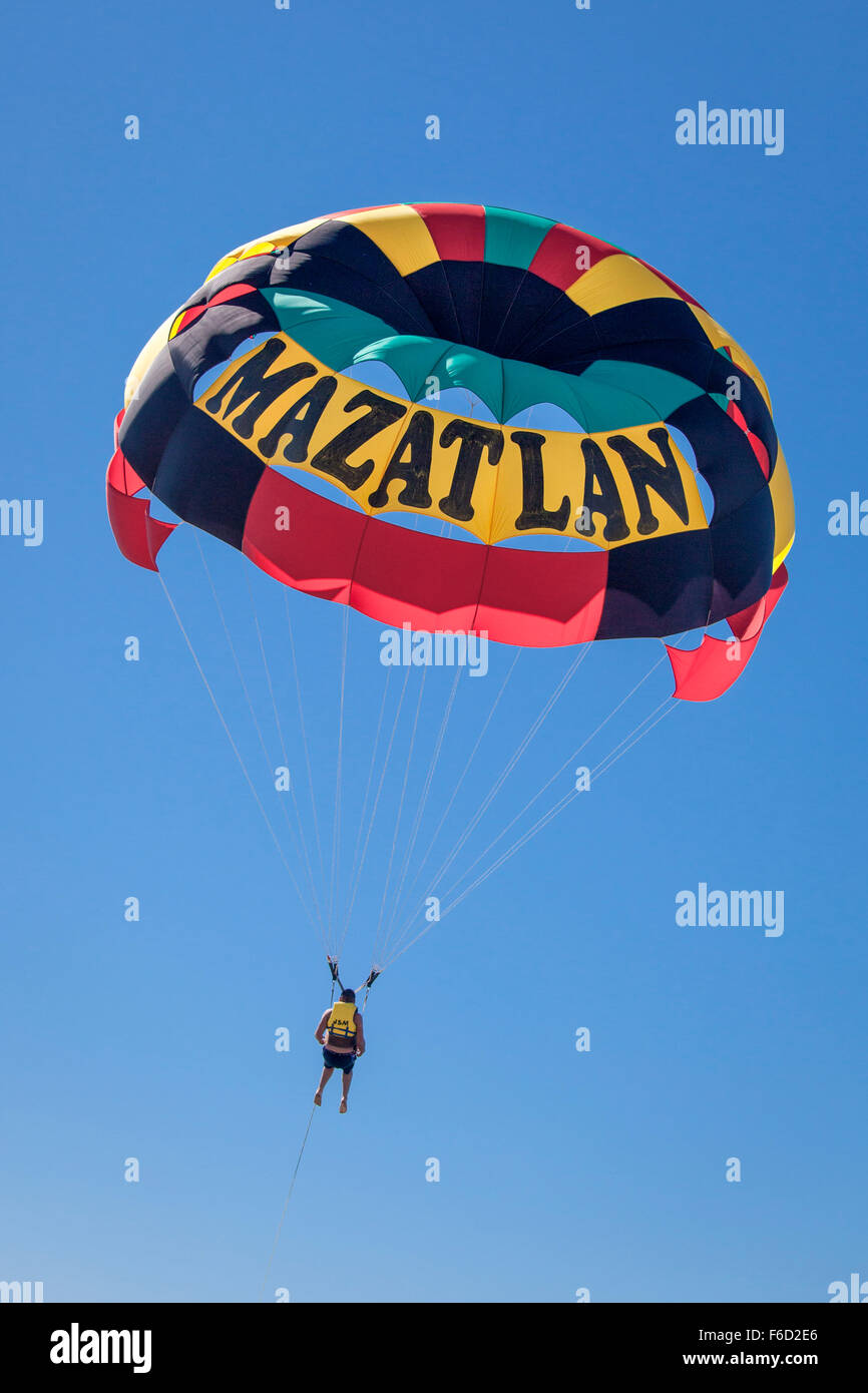 Le parapente dans le soleil sur la plage de Mazatlán, Sinaloa, Mexique. Banque D'Images