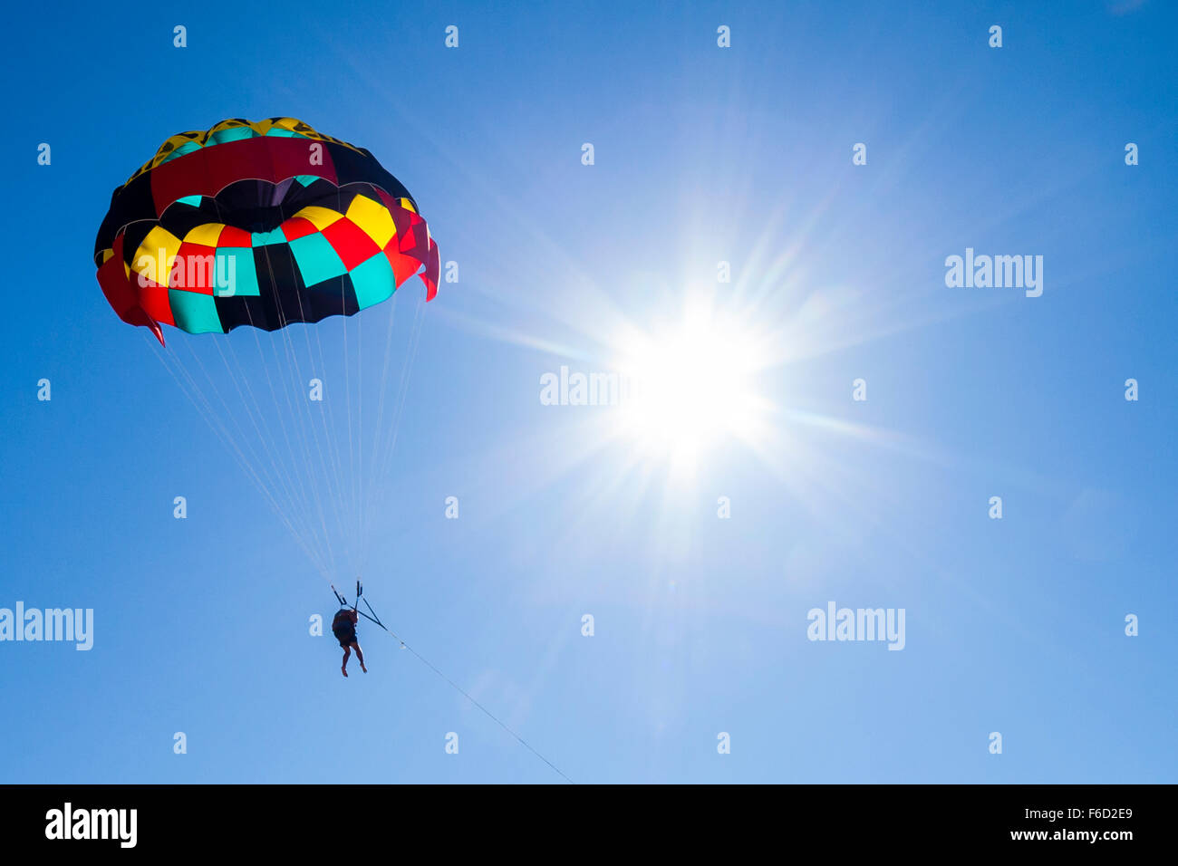 Le parapente dans le soleil sur la plage de Mazatlán, Sinaloa, Mexique. Banque D'Images