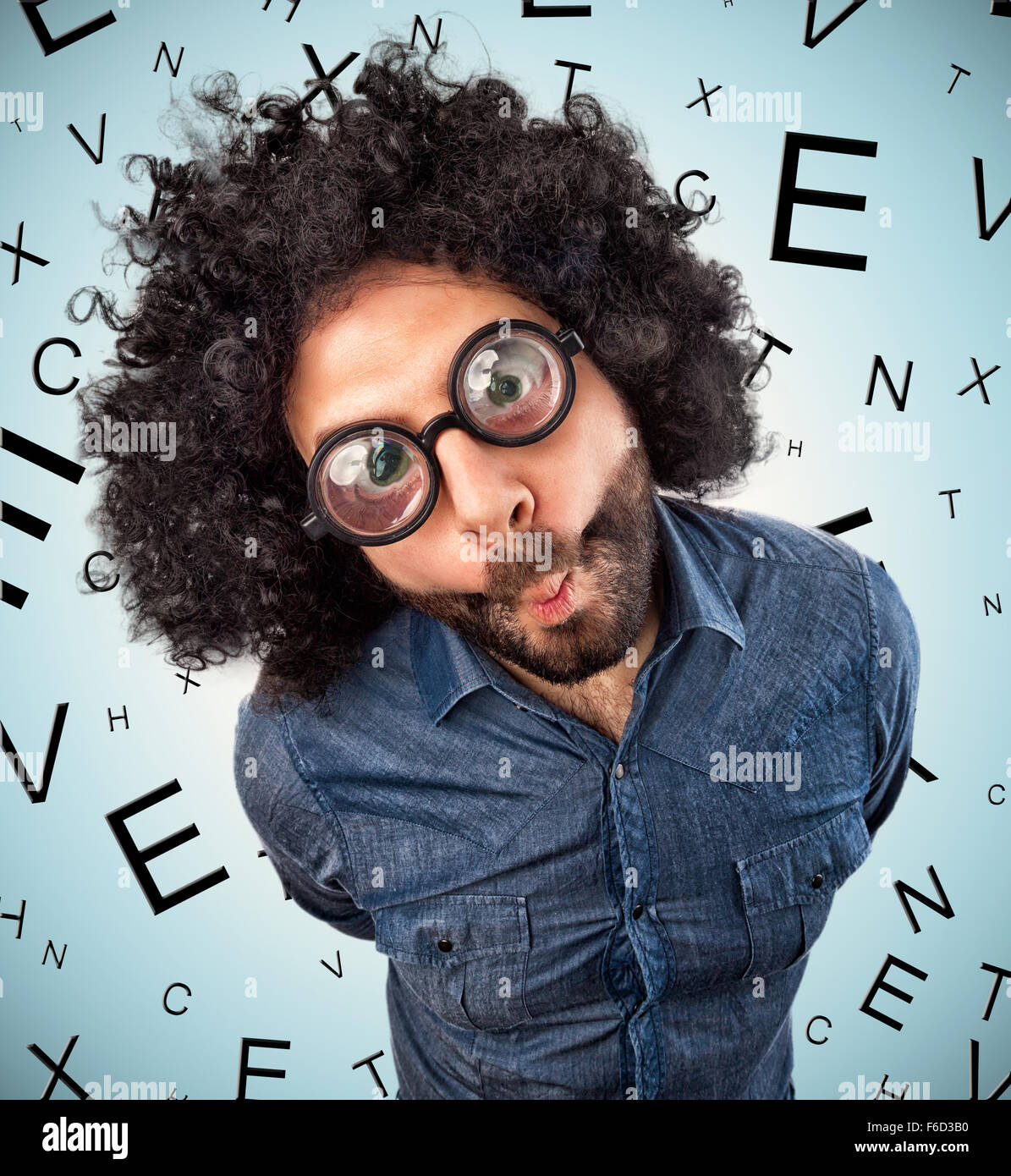Jeune homme avec verres épais sur l'arrière-plan avec des lettres pour  contrôler la vue Photo Stock - Alamy