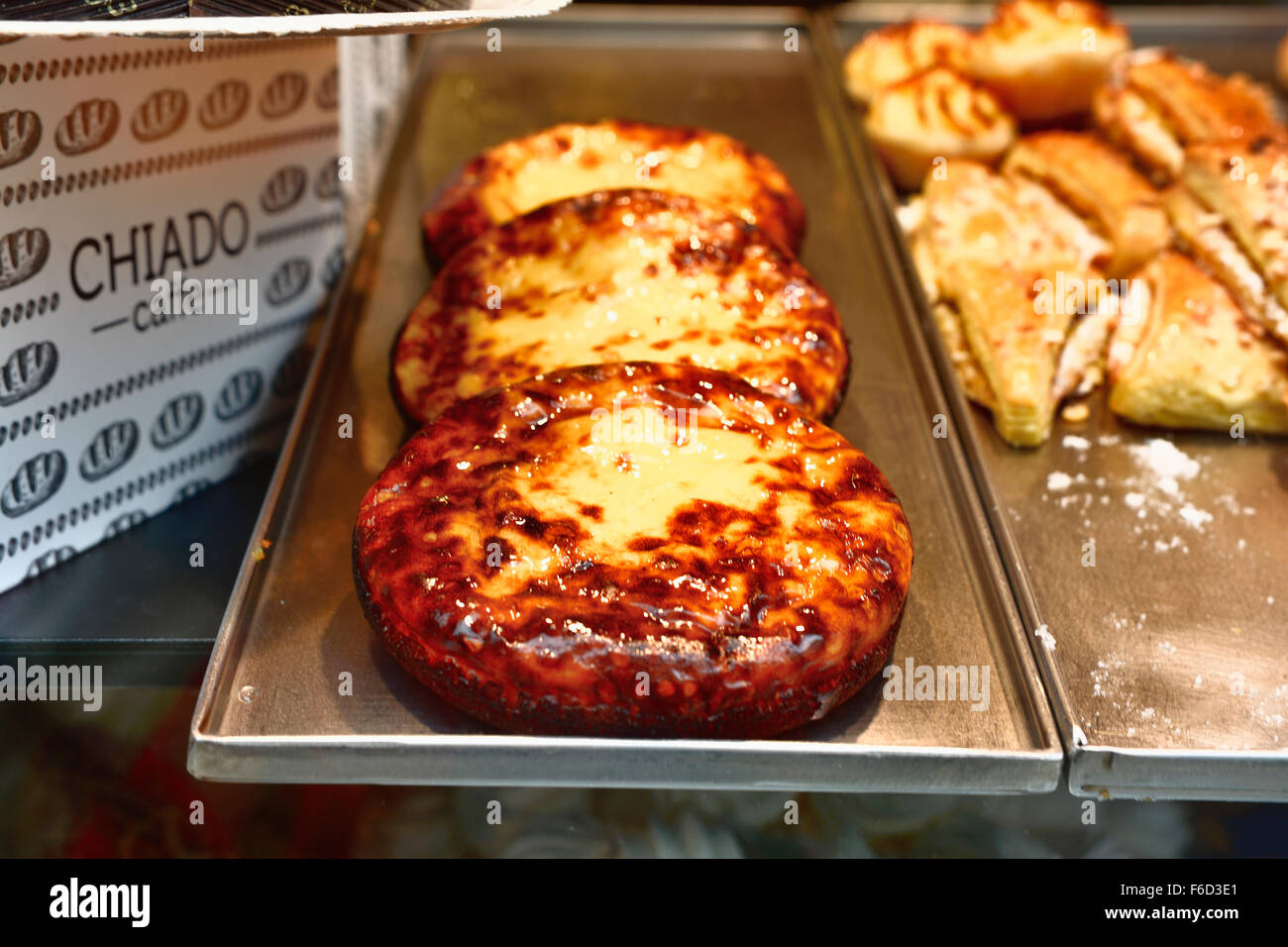 Des pâtisseries portugaises dans une vitrine de boulangerie. Lisbonne. Le Portugal. L\u0027Europe
