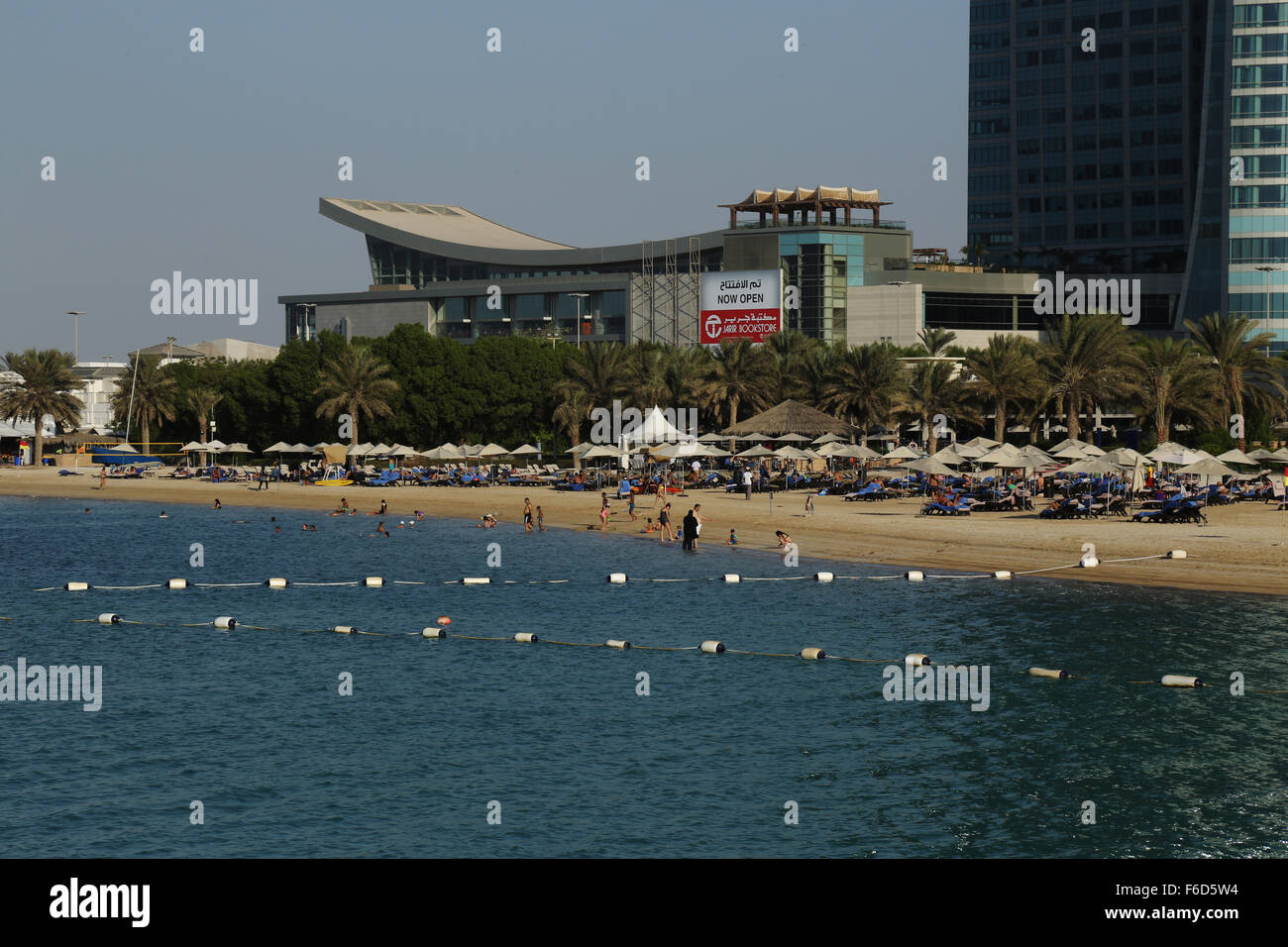 Parasols sur mer- familles détente sur leurs vacances à la plage de la Corniche, Abu Dhabi Banque D'Images