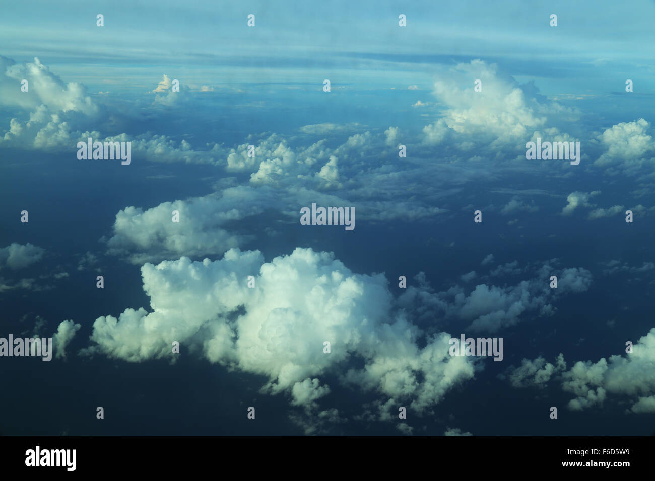 Nuages flottants, belle scène d'en haut le ciel - vol de balle Banque D'Images