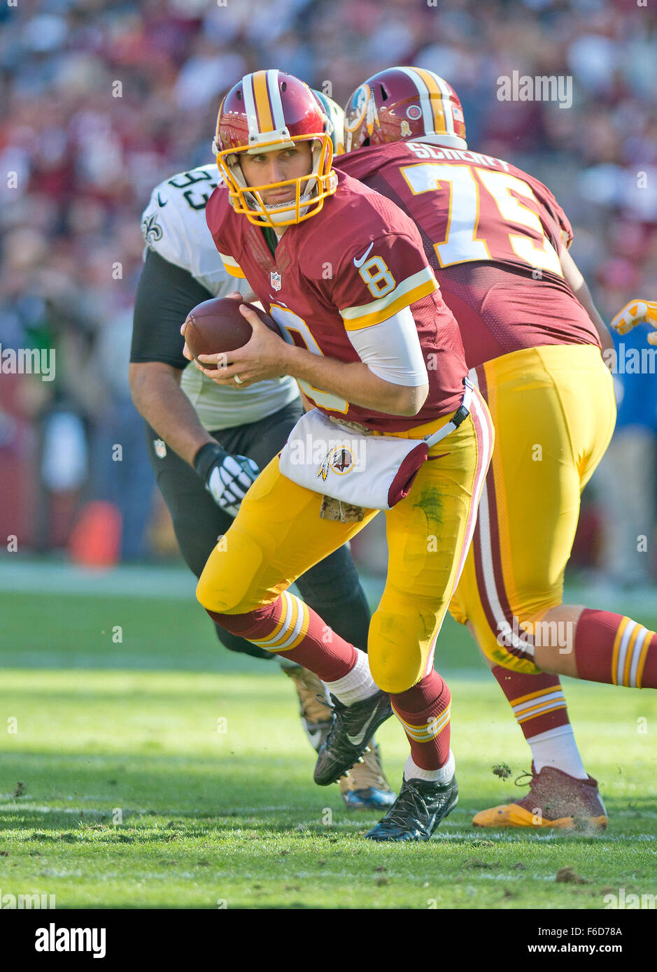 Le jouer. 15 Nov, 2015. Redskins de Washington quarterback Kirk Cousins (8) ressemble à une main sur la balle au cours du premier trimestre par rapport à la Nouvelle Orleans Saints à FedEx Field à Landover, Maryland le dimanche, Novembre 15, 2015. Offensive guard Brandon Scherff Redskins (75) blocs de cousins sur le jeu. Credit : Ron Sachs/CNP - AUCUN FIL SERVICE - © dpa/Alamy Live News Banque D'Images