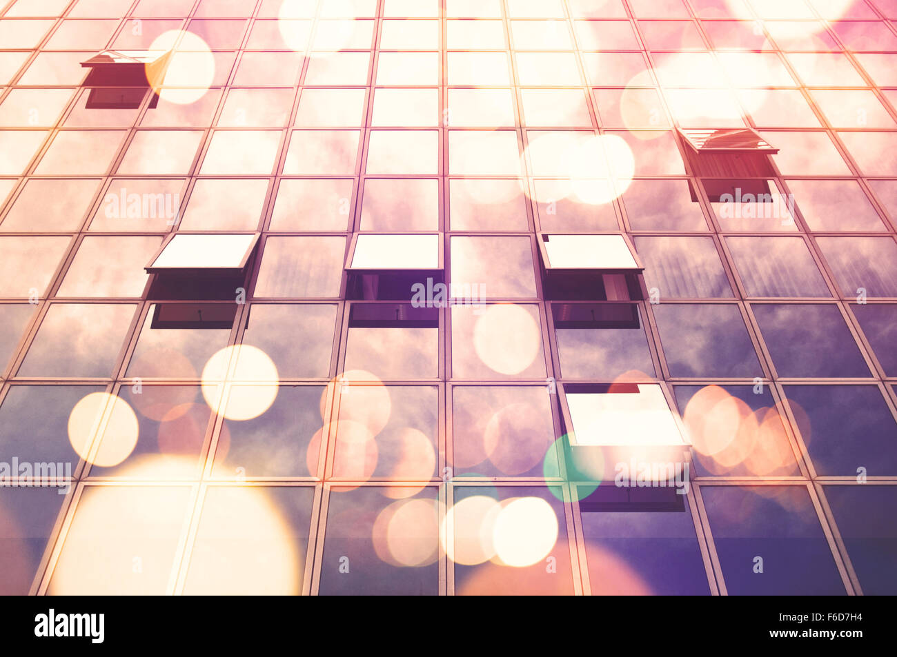 Immeuble de bureaux moderne, à la façade de verre extérieur d'affaires avec des fenêtres en verre. Banque D'Images