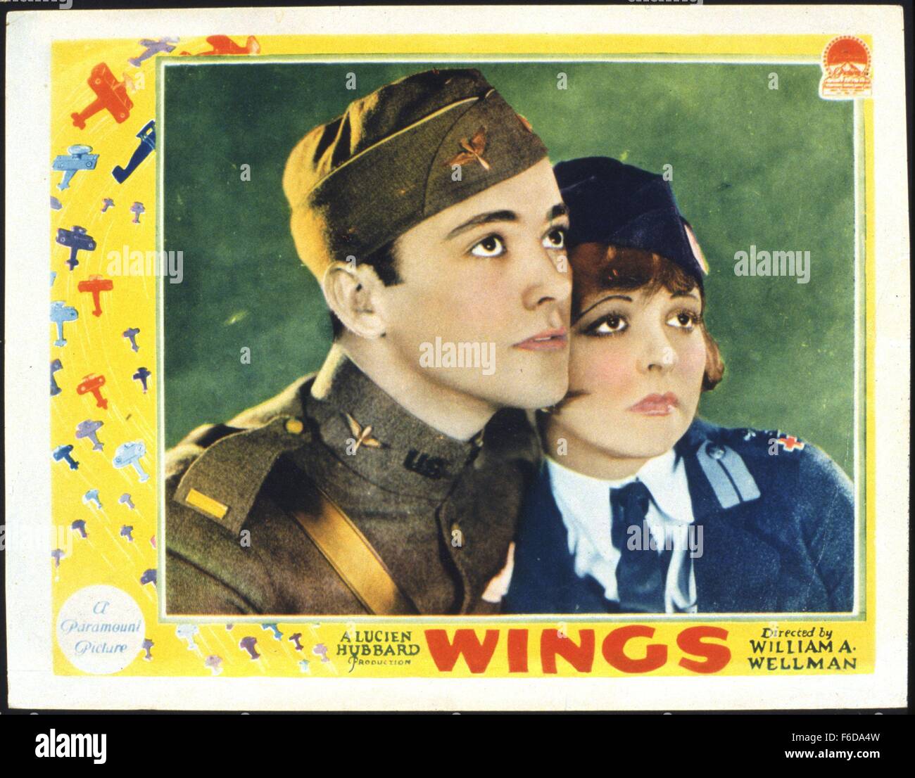 DATE DE SORTIE : 5 janvier 1927 TITRE DE LA VIDÉO : Ailes Studio : Paramount Pictures Réalisateur : William A. Wellman Résumé : Deux jeunes hommes, l'un riche, une classe moyenne, qui sont amoureux de la même femme, devenir pilotes de chasse pendant la Première Guerre mondiale. Photo : Clara Bow comme Mary Preston et Charles ''Buddy' Rogers comme Jack Powell (comme Charles Rogers). (Crédit Image : c Paramount Pictures/photos) Banque D'Images