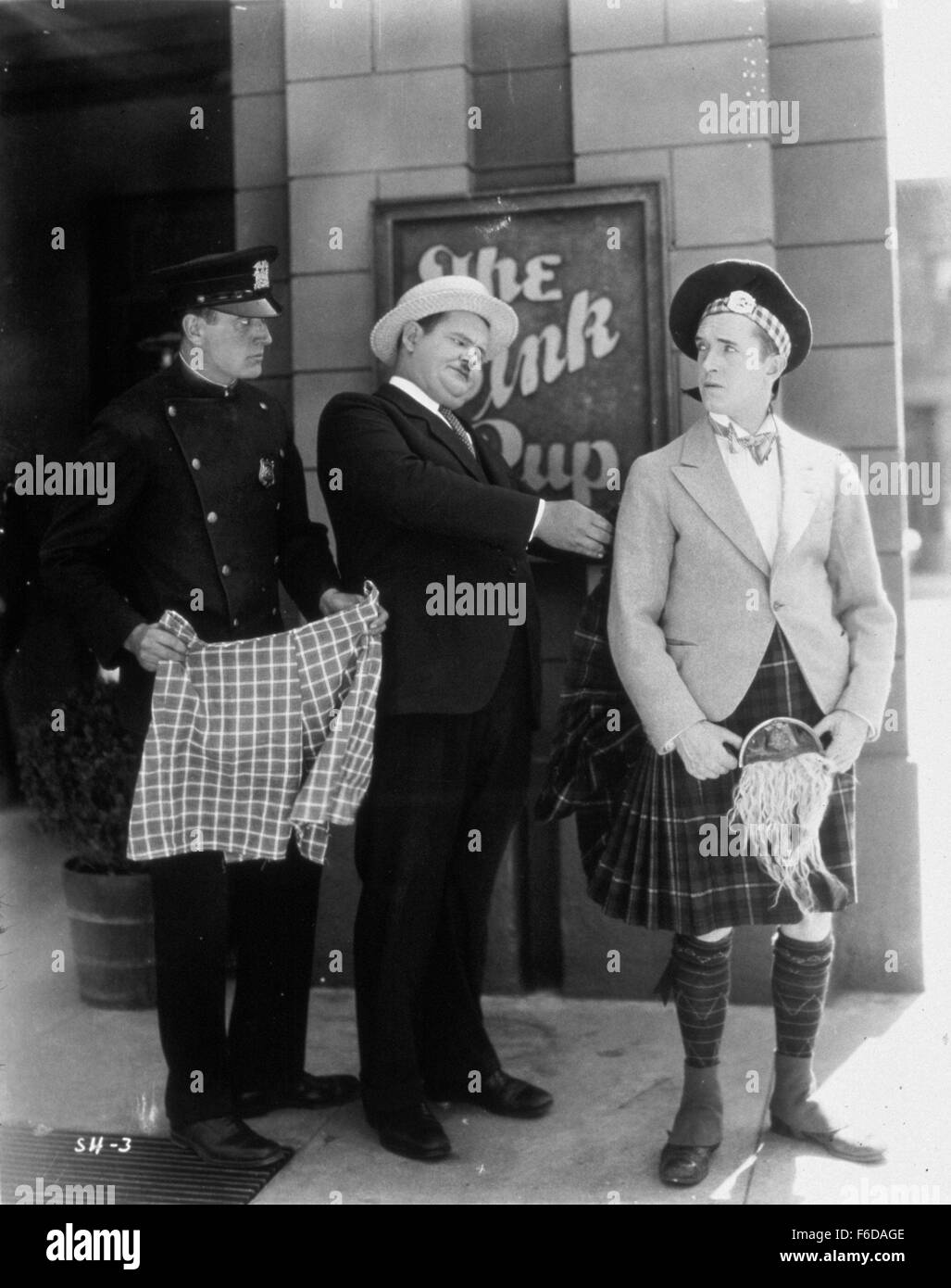 DATE DE SORTIE : 3 décembre 1927 TITRE DE LA VIDÉO : mettre pantalon sur Philip STUDIO : Hal Roach Studios PLOT : Piedmont Mumblethunder J. pompeux (Hardy), accueille son neveu d'Écosse (Laurel,) qui arrive dans les kilts. Il est immédiatement conduit à un tailleur pour une paire de pantalon propre. Sur la photo : OLIVER HARDY comme J. Piedmont Mumblethunder et Stan Laurel comme Philip. Banque D'Images