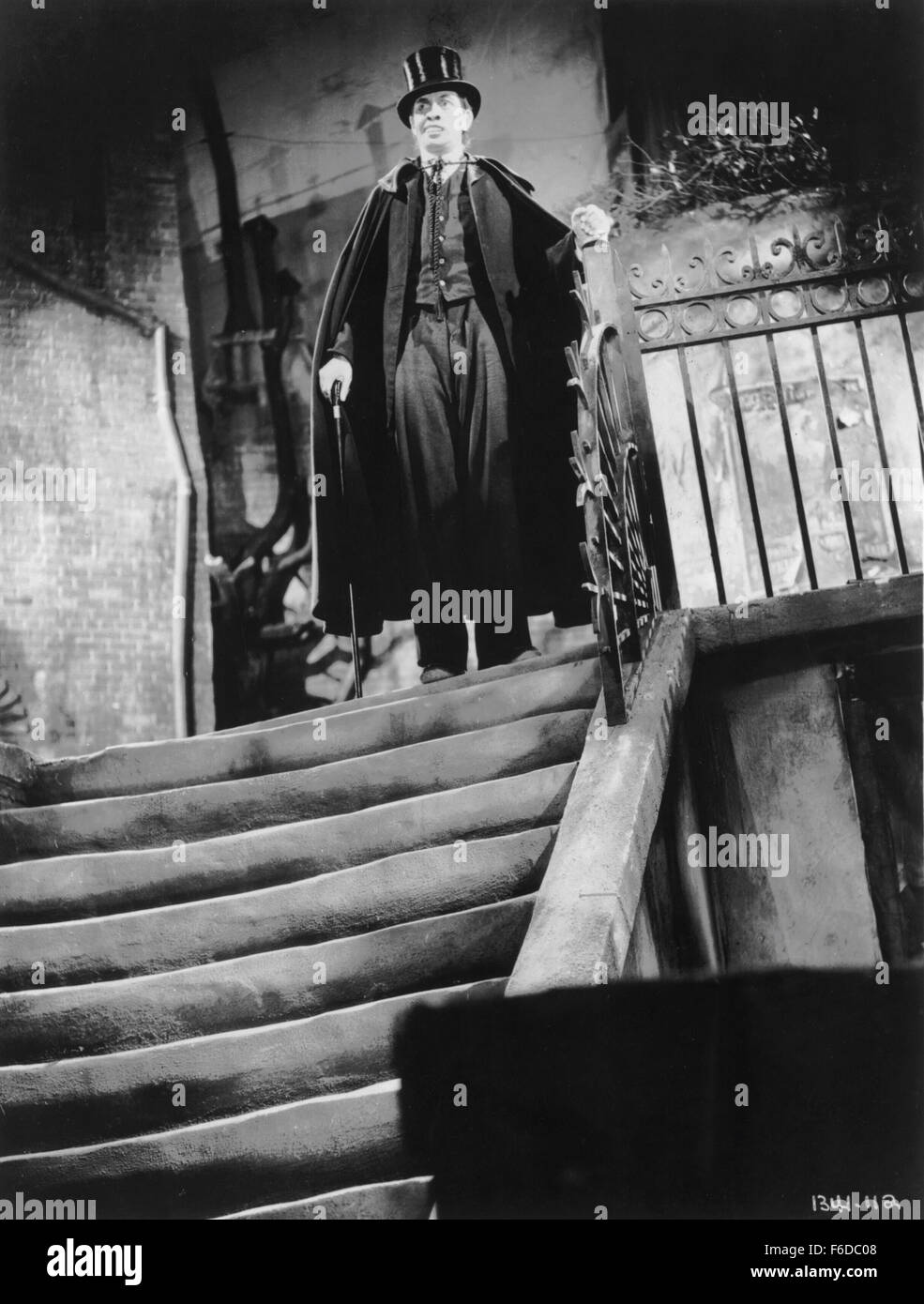 DATE DE SORTIE : Décembre 31, 1931. Titre du film : Le Dr Jekyll et M. Hyde. STUDIO : Paramount Pictures. Résumé : Basé sur l'histoire de Robert Louis Stevenson, le Dr Henry Jekyll estime qu'il y a deux parties distinctes pour les hommes - un bon et un mauvais côté. Il croit qu'en séparant les deux homme peut devenir libéré. Il succède dans ses expériences avec des produits chimiques pour ce faire et se transforme en Hyde pour commettre des crimes horribles. Lorsqu'il cesse l'utilisation du médicament il est déjà trop tard. Sur la photo : Fredric March comme le Dr Henry Jekyll. Banque D'Images