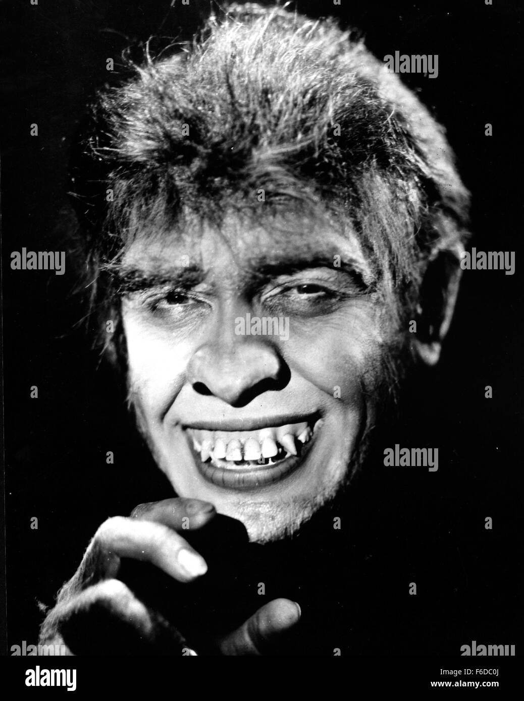 DATE DE SORTIE : Décembre 31, 1931. Titre du film : Le Dr Jekyll et M. Hyde. STUDIO : Paramount Pictures. Résumé : Basé sur l'histoire de Robert Louis Stevenson, le Dr Henry Jekyll estime qu'il y a deux parties distinctes pour les hommes - un bon et un mauvais côté. Il croit qu'en séparant les deux homme peut devenir libéré. Il succède dans ses expériences avec des produits chimiques pour ce faire et se transforme en Hyde pour commettre des crimes horribles. Lorsqu'il cesse l'utilisation du médicament il est déjà trop tard. Sur la photo : Fredric March comme le Dr Henry Jekyll et M. Hyde. Banque D'Images