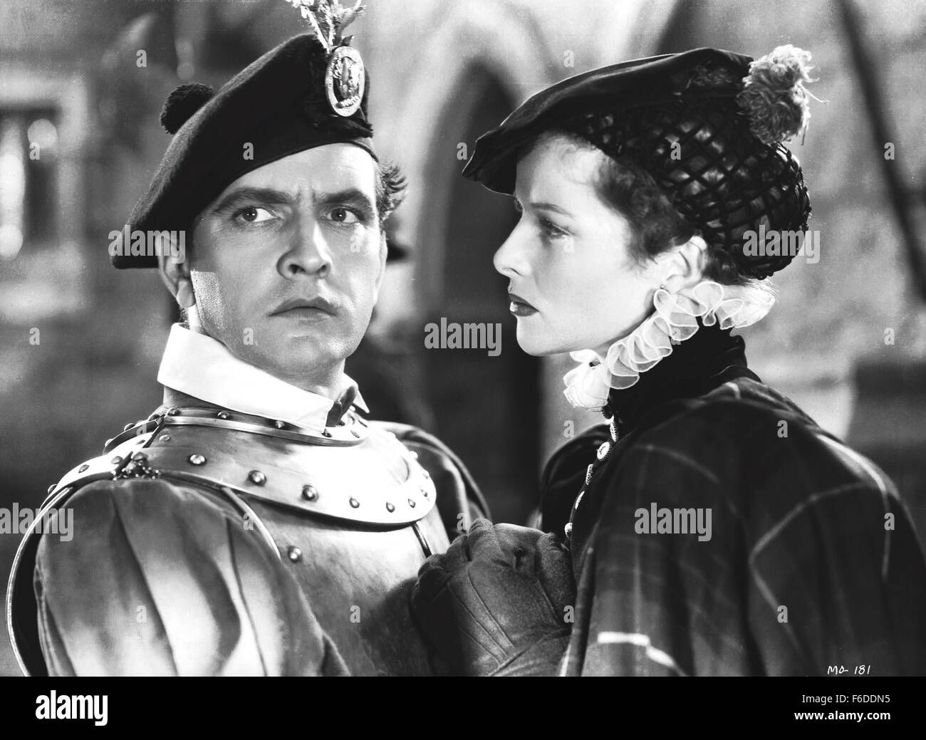 DATE DE SORTIE : Août 28, 1936. Titre du film : Marie d'Écosse. STUDIO : RKO Radio Pictures. Résumé : Marie Stuart revient en Écosse à la règle comme reine, au grand dam d'Elizabeth I d'Angleterre qui trouve son un dangereux rival. Il y a beaucoup de bruit plus que marie doit se marier ; à son regretter plus tard, elle prend des effete lord Darnley au cours de la forte mais impopulaire Comte de Bothwell. Une révolution de palais mène à la guerre civile et la détention à domicile de Marie ; elle s'échappe et s'enfuit en Angleterre, où un pire sort attend d'elle. Sur la photo : Katharine Hepburn comme Marie Stuart et Fredric March comme Bothwell. Banque D'Images