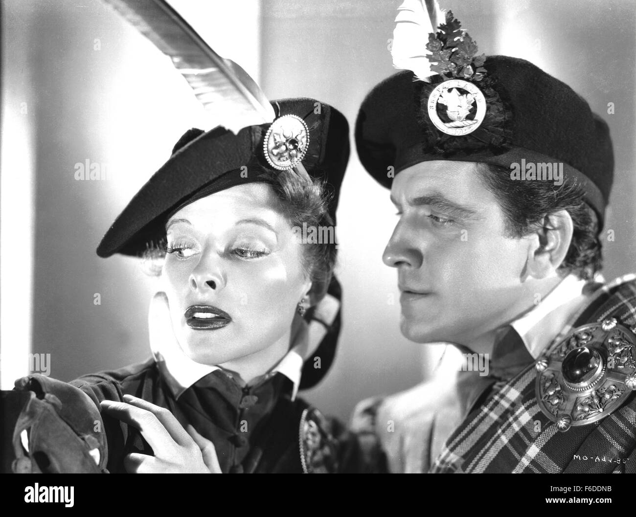 DATE DE SORTIE : Août 28, 1936. Titre du film : Marie d'Écosse. STUDIO : RKO Radio Pictures. Résumé : Marie Stuart revient en Écosse à la règle comme reine, au grand dam d'Elizabeth I d'Angleterre qui trouve son un dangereux rival. Il y a beaucoup de bruit plus que marie doit se marier ; à son regretter plus tard, elle prend des effete lord Darnley au cours de la forte mais impopulaire Comte de Bothwell. Une révolution de palais mène à la guerre civile et la détention à domicile de Marie ; elle s'échappe et s'enfuit en Angleterre, où un pire sort attend d'elle. Sur la photo : Katharine Hepburn comme Marie Stuart. Banque D'Images