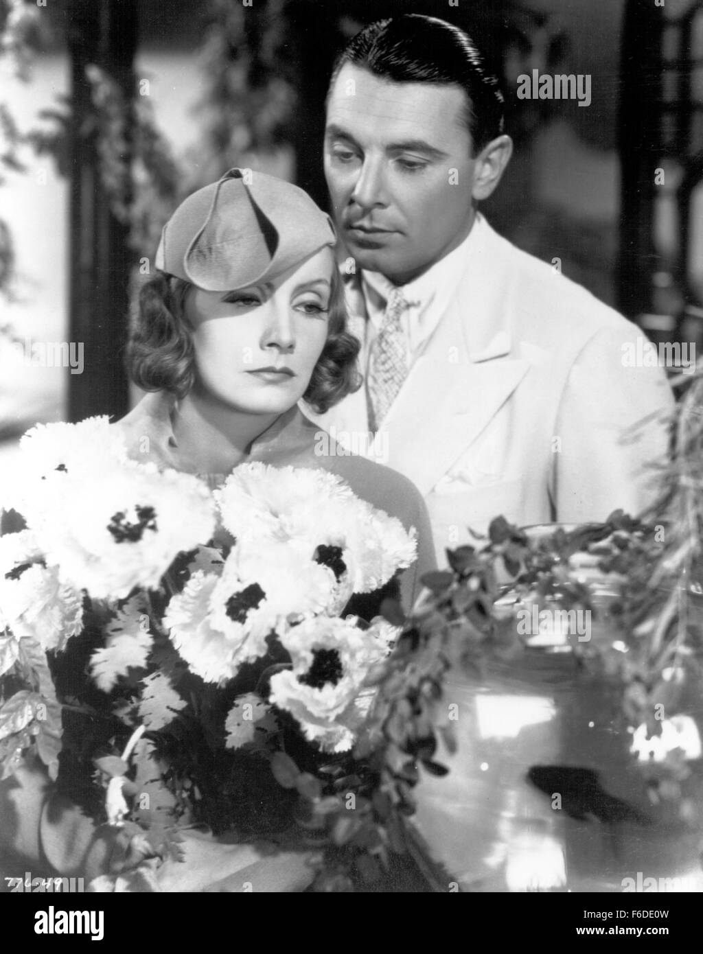 DATE DE SORTIE : Novembre 23, 1934. Titre du film : The Painted Veil. STUDIO : Metro-Goldwyn-Mayer (MGM). Résumé : En Autriche, Katrin est seul après le mariage de sa sœur et elle accepte d'épouser son père, associé de recherche Dr. Walter fane. Fane lui prend de la Chine mais son ignors constamment en faveur de la recherche médicale. Katrin solitaire a une liaison avec Jack Townsend, de l'ambassade britannique. Lorsqu'il est découvert par Walter il devient très amère. Fane voyages pour lutter contre une épidémie de choléra et Katrin va avec lui et l'aide. Ils se rapprochent comme jamais auparavant, mais Walter est poignardés dans une émeute à Banque D'Images