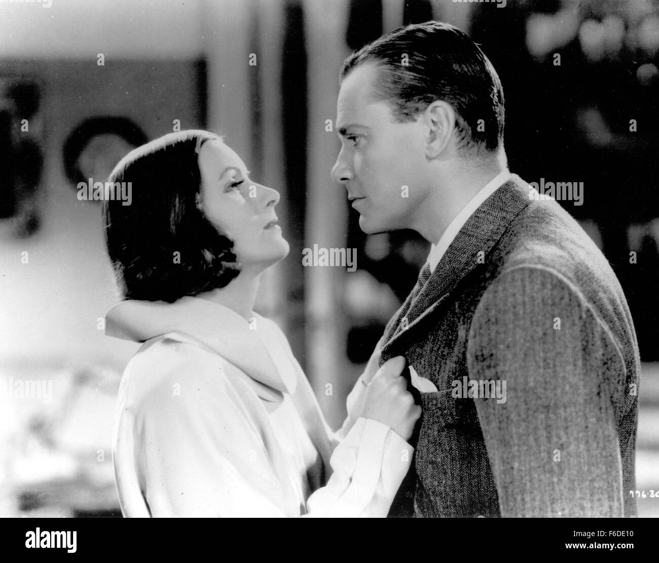 DATE DE SORTIE : Novembre 23, 1934. Titre du film : The Painted Veil. STUDIO : Metro-Goldwyn-Mayer (MGM). Résumé : En Autriche, Katrin est seul après le mariage de sa sœur et elle accepte d'épouser son père, associé de recherche Dr. Walter fane. Fane lui prend de la Chine mais son ignors constamment en faveur de la recherche médicale. Katrin solitaire a une liaison avec Jack Townsend, de l'ambassade britannique. Lorsqu'il est découvert par Walter il devient très amère. Fane voyages pour lutter contre une épidémie de choléra et Katrin va avec lui et l'aide. Ils se rapprochent comme jamais auparavant, mais Walter est poignardés dans une émeute à Banque D'Images