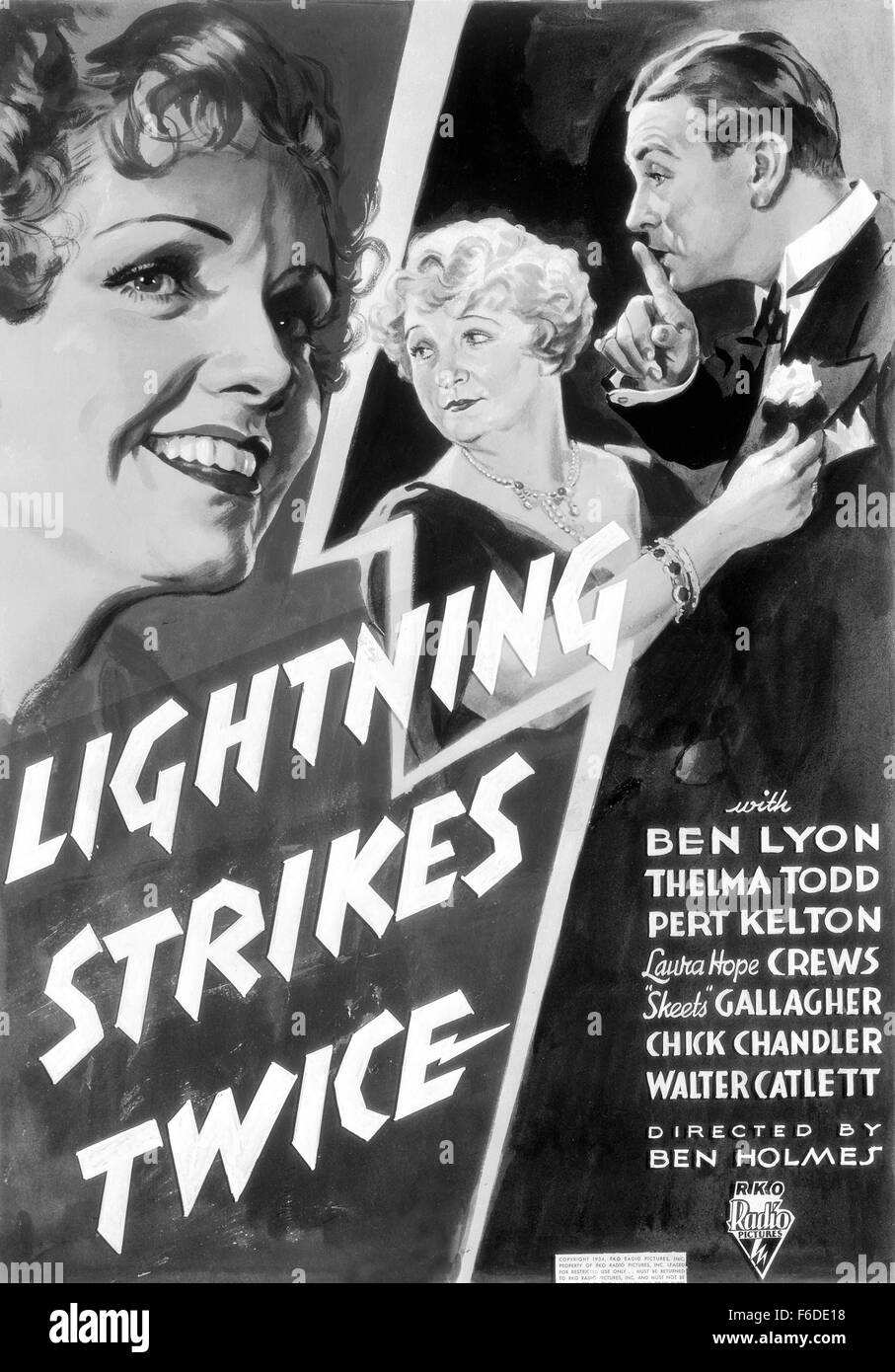 DATE DE SORTIE : 7 décembre 1934. Titre du film : La foudre frappe deux fois. STUDIO : RKO Radio Pictures. PLOT : un tireur fou tire un coup de feu. En tant qu'officier le meurtre présumé rapports Casey siège à un autre coup de feu causant Casey à l'automne. Rush sur les lieux de police, dirigées par le Lieutenant Foster, qui soutient dans un trou dans la rue. Les deux policiers manquants sont supposé assassiné, mais en fait, ils sont tombés dans un système d'égout indemne et ne peux pas sortir. Lendemain matin, gouvernante Martha découvre le butler manquant et feuilles tachées de sang sur son lit, et suppose qu'il a été assassiné. Photo : BEN LYON comme St Banque D'Images