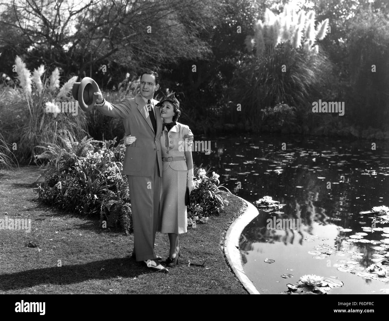 Publié : 20 avr 1937. Titre original : Une étoile est née. Sur la photo : JANET GAYNOR, Frédéric MARS. Banque D'Images