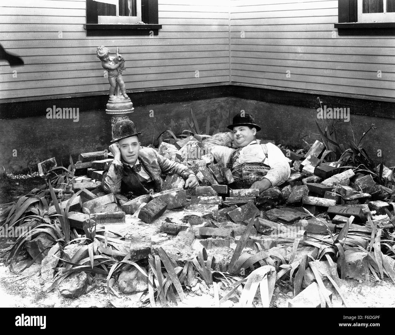 1 janvier, 1930 - Stan Laurel et Oliver Hardy sur-ensemble du film, Hog Wild, 1930 (Image Crédit : Glasshouse c/photos) Banque D'Images
