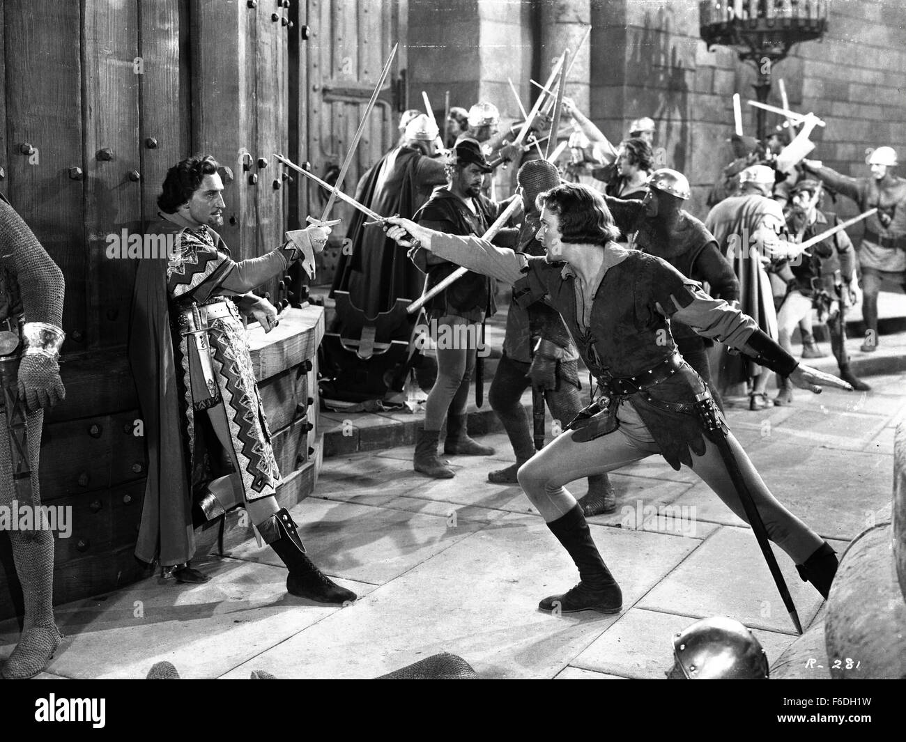 DATE DE SORTIE : Mai 14, 1938. Titre du film : Les aventures de Robin des Bois. STUDIO : Warner Bros Pictures. PLOT : Sir Robin de Locksley, défenseur des opprimés, Saxons, contrevient de Norman autorité et est forcé de mettre hors la loi. Avec sa bande de joyeux compagnons, il vole aux riches, donne aux pauvres et a encore le temps de courtiser la belle Maid Marian, et déjouer les cruels Sir Guy de Gisbourne, et garder l'infâme Prince Jean sur le trône. Sur la photo : Errol Flynn en Robin des Bois et du Prince JEAN CLAUDE RAINS (Image Crédit : Loisirs Photos) Banque D'Images