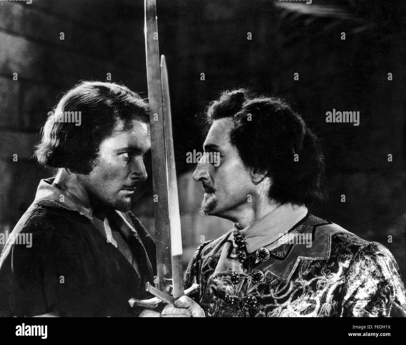 DATE DE SORTIE : Mai 14, 1938. Titre du film : Les aventures de Robin des Bois. STUDIO : Warner Bros Pictures. PLOT : Sir Robin de Locksley, défenseur des opprimés, Saxons, contrevient de Norman autorité et est forcé de mettre hors la loi. Avec sa bande de joyeux compagnons, il vole aux riches, donne aux pauvres et a encore le temps de courtiser la belle Maid Marian, et déjouer les cruels Sir Guy de Gisbourne, et garder l'infâme Prince Jean sur le trône. Sur la photo : CLAUD du prince Jean, pluies et Errol Flynn en Robin des Bois (Image Crédit : Loisirs Photos) Banque D'Images