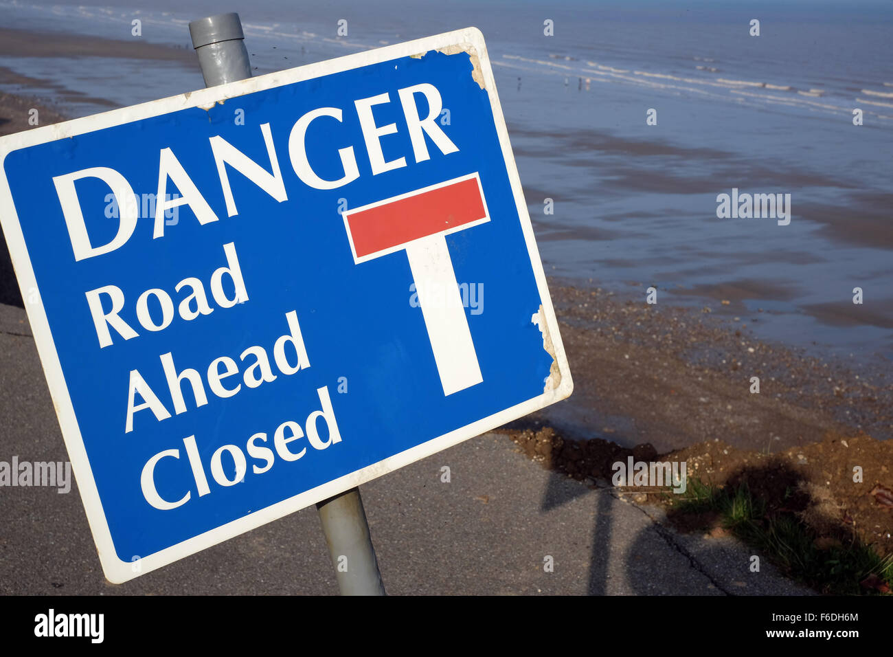 Le signe de danger de chute falaise et route perdue. Banque D'Images