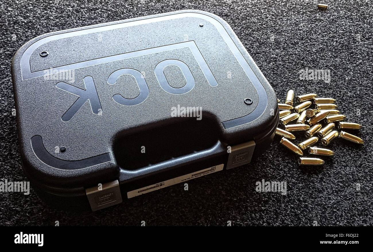 Gdansk, Pologne. 18 Oct, 2015. Commission de l'UE prévoit de durcir les règles régissant l'émission et l'utilisation des armes après des attaques meurtrières à Paris. Les ministres, qui se réunira le vendredi, va tenter de faire adopter rapidement des règles visant à rendre plus difficile d'acquérir des armes et de les améliorer, et faire davantage pour s'assurer que les armes de-activé à la vente comme objets de collection ne peut être tiré de nouveau. Photo : Glock cas et 9mm Luger/Parabellum Crédit : Michal Fludra munitions/Alamy Live News Banque D'Images