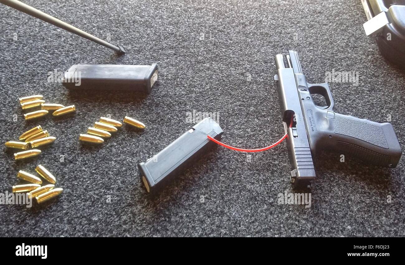 Gdansk, Pologne. 18 Oct, 2015. Commission de l'UE prévoit de durcir les règles régissant l'émission et l'utilisation des armes après des attaques meurtrières à Paris. Les ministres, qui se réunira le vendredi, va tenter de faire adopter rapidement des règles visant à rendre plus difficile d'acquérir des armes et de les améliorer, et faire davantage pour s'assurer que les armes de-activé à la vente comme objets de collection ne peut être tiré de nouveau. Photo : Glock modèle 19 et 9mm Luger/Parabellum Crédit : Michal Fludra munitions/Alamy Live News Banque D'Images