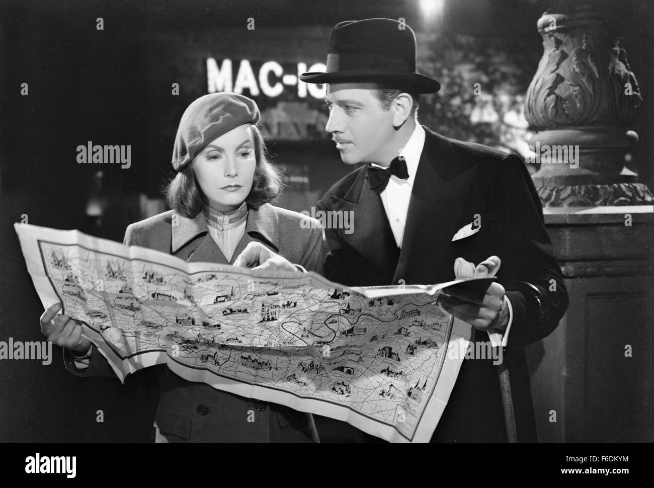 DATE DE PUBLICATION : Février 1, 1940. Titre du film : Ninotchka. STUDIO : Metro-Goldwyn-Mayer (MGM). PLOT : Seule la suite royale à la plus grandiose Hôtel à Paris dispose d'un coffre-fort assez grand pour les bijoux de la Grande Duchesse Swana. Ainsi, les trois russes qui sont venus pour vendre les bijoux s'établir dans la suite jusqu'à un plus haut rang est expédié pour savoir ce qui est de retarder la vente. Elle est Ninotchka, une femme qui fascine Count Leon qui avait été le fidèle serviteur de la grande-duchesse. La Grande Duchesse va céder à la demande de tous les bijoux si Ninotchka volera loin du compte. Mais Banque D'Images