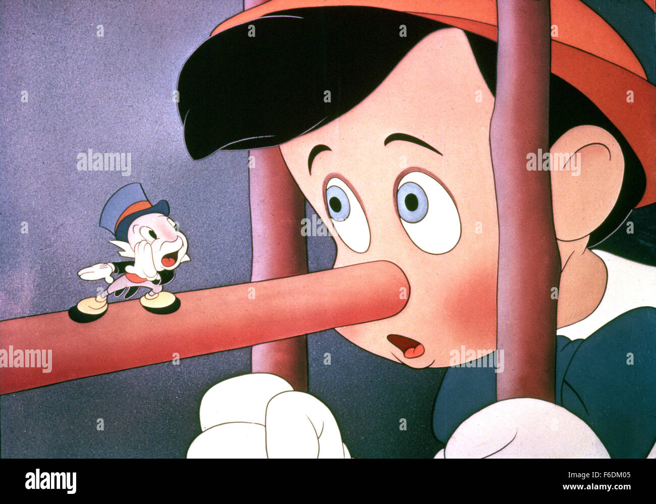 Feb 07, 1940 ; Hollywood, CA, USA ; Cliff Edwards (à gauche) que la voix de Jiminy Cricket et Dickie Jones que la voix de Pinocchio dans la famille, animée, fantasy ''Pinocchio'' réalisé par Hamilton Luske et Ben Sharpsteen. Banque D'Images