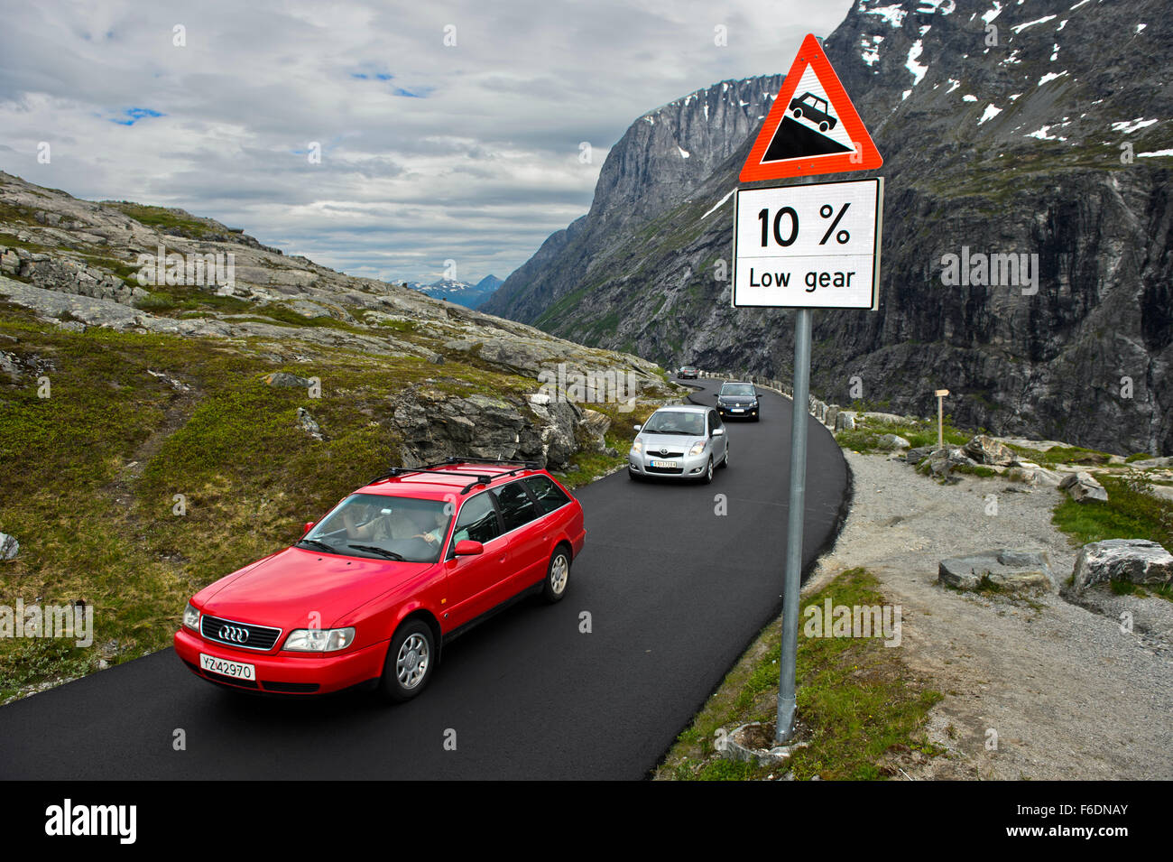 Un panneau routier voitures qui passent d'un avertissement sur la qualité de la route escarpée Trollstigen Route touristique nationale, Møre og Romsdal (Norvège) Banque D'Images