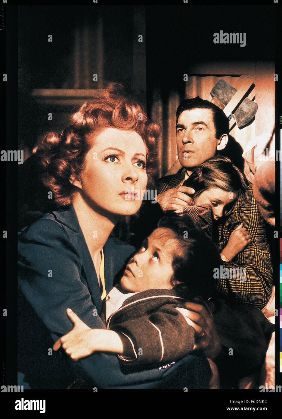 DATE DE SORTIE : 4 juin 1942. Titre du film : Madame Miniver. STUDIO : Metro-Goldwyn-Mayer (MGM). Résumé : L'Englishmiddle Minivers, une famille bourgeoise l'expérience de la vie dans les premiers mois de la Seconde Guerre mondiale. Tout en esquivant les bombes, le fils du Miniver la petite-fille de tribunaux Dame Beldon. Une rose est nommé d'après Mme Miniver et est entrée dans la compétition contre Dame Beldon's rose. Sur la photo : Madame Miniver que Greer Garson et WALTER PIDGEON comme Clem Miniver. Banque D'Images