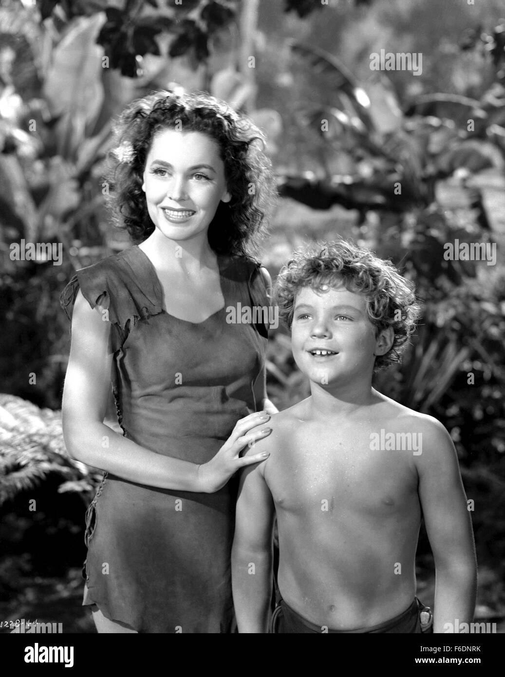 Publié : Mai 1, 1942 - Film Original Title : Tarzan's New York Adventure. Sur la photo : acteurs JOHNNY Sheffield en tant que garçon et Maureen O'SULLIVAN comme Jane. Banque D'Images