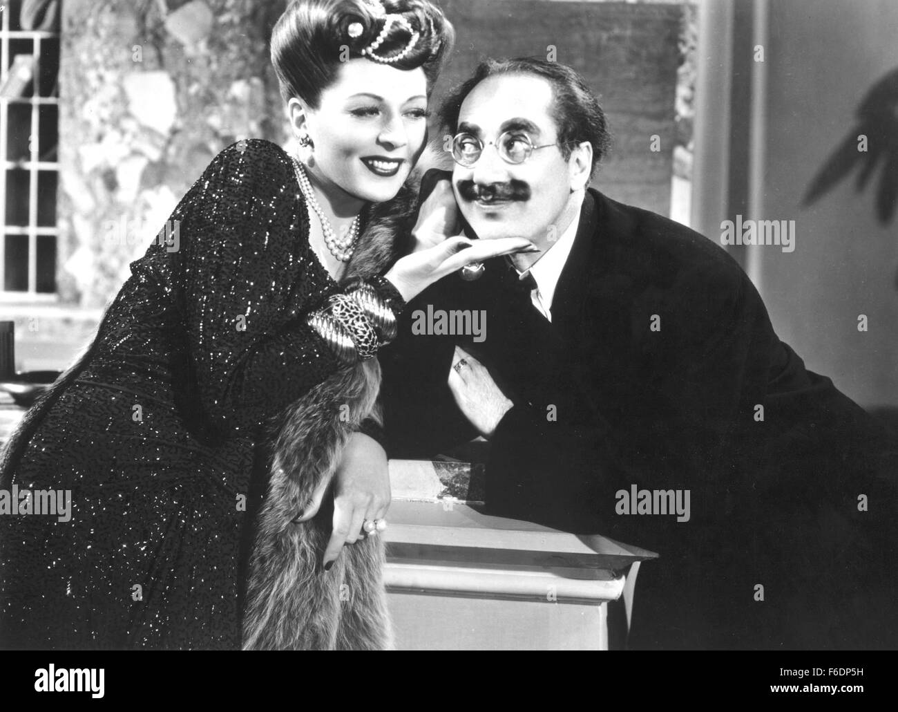 DATE DE SORTIE : Mai 10, 1946. Titre du film : une nuit à Casablanca. STUDIO : Loma Vista Productions. Résumé : L'après-guerre à Casablanca, Ronald Kornblow est embauchée pour un hôtel dont les gestionnaires précédents ont tous fini par être assassiné. Soldat français Pierre soupçonne l'implication d'ex-nazis, en particulier compter Pfefferman, en réalité le célèbre Heinrich Stubel. Mais Pierre lui-même est accusé de collaboration avec l'ennemi, et tente d'effacer son nom avec l'aide de son amie Annette et buddy Corbaccio méfiant. Ils demander l'aide d'Pfefferman valet muet assiégée, rouillé, et découvrir un Banque D'Images