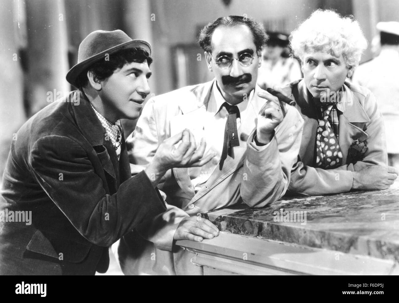 DATE DE SORTIE : Mai 10, 1946. Titre du film : une nuit à Casablanca. STUDIO : Loma Vista Productions. Résumé : L'après-guerre à Casablanca, Ronald Kornblow est embauchée pour un hôtel dont les gestionnaires précédents ont tous fini par être assassiné. Soldat français Pierre soupçonne l'implication d'ex-nazis, en particulier compter Pfefferman, en réalité le célèbre Heinrich Stubel. Mais Pierre lui-même est accusé de collaboration avec l'ennemi, et tente d'effacer son nom avec l'aide de son amie Annette et buddy Corbaccio méfiant. Ils demander l'aide d'Pfefferman valet muet assiégée, rouillé, et découvrir un Banque D'Images