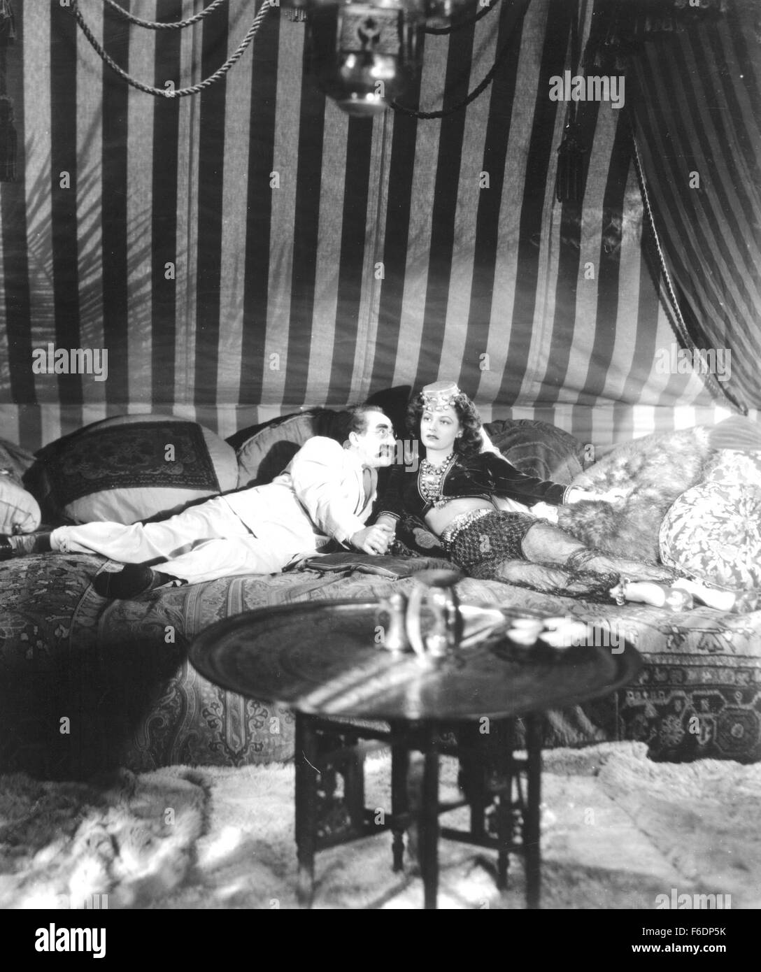 DATE DE SORTIE : Mai 10, 1946. Titre du film : une nuit à Casablanca. STUDIO : Loma Vista Productions. Résumé : L'après-guerre à Casablanca, Ronald Kornblow est embauchée pour un hôtel dont les gestionnaires précédents ont tous fini par être assassiné. Soldat français Pierre soupçonne l'implication d'ex-nazis, en particulier compter Pfefferman, en réalité le célèbre Heinrich Stubel. Mais Pierre lui-même est accusé de collaboration avec l'ennemi, et tente d'effacer son nom avec l'aide de son amie Annette et buddy Corbaccio méfiant. Ils demander l'aide d'Pfefferman valet muet assiégée, rouillé, et découvrir un Banque D'Images