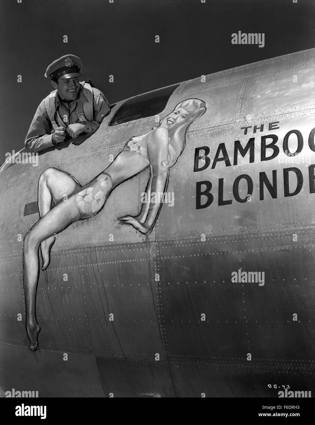DATE DE SORTIE : Juillet 15, 1946. Titre du film : la blonde en bambou. STUDIO : RKO Radio Pictures. PLOT : un pilote d'un B 29 rencontre Louise Anderson, une chanteuse dans une boîte de nuit de New York. Il tombe amoureux d'elle, mais il devait partir le lendemain pour l'action dans le Pacifique. Il vous permet de peindre son image sur son theBamboo bomber, blonde et devient un héros avec son équipage couler un cuirassé japonais et le tir vers le bas une escadre de chasse japonais. De retour à New York, il quitte son fiancZe et l'engage à Louise. Sur la photo : Patrick RUSSELL WADE comme rançon, Jr. et Frances Langford comme Louise Anderson. Banque D'Images