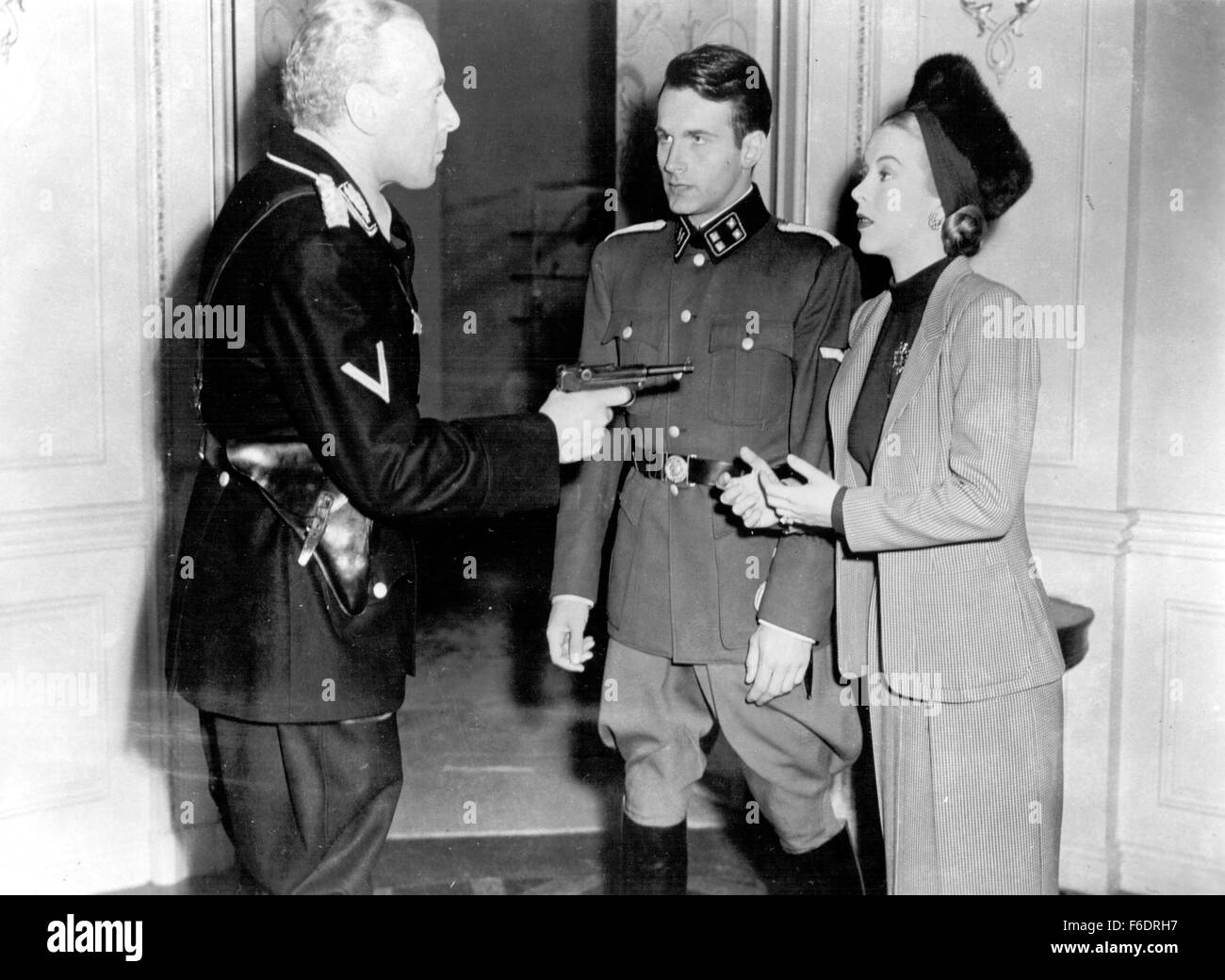 DATE DE SORTIE : 2 mars 1945. Titre du film : Hotel Berlin. STUDIO : Warner Bros Pictures. Résumé : Près de la fin de la SECONDE GUERRE MONDIALE, un membre de l'underground allemand (Martin Richter) s'échappe de la Gestapo et se réfugie à l'Hôtel Berlin, où il rencontre Lisa Dorn, une actrice élégante impliqués avec le général von Dahnwitz, qui est également en train d'essayer de quitter l'Allemagne. L'hôtel est un foyer de Nazis, les réfugiés, les espions et les Allemands tentent de survivre défaite inévitable sans devenir trop impliqué. Sur la photo : Raymond MASSEY comme Arnim von Dahnwitz et ANDREA KING comme Lisa Dorn. Banque D'Images