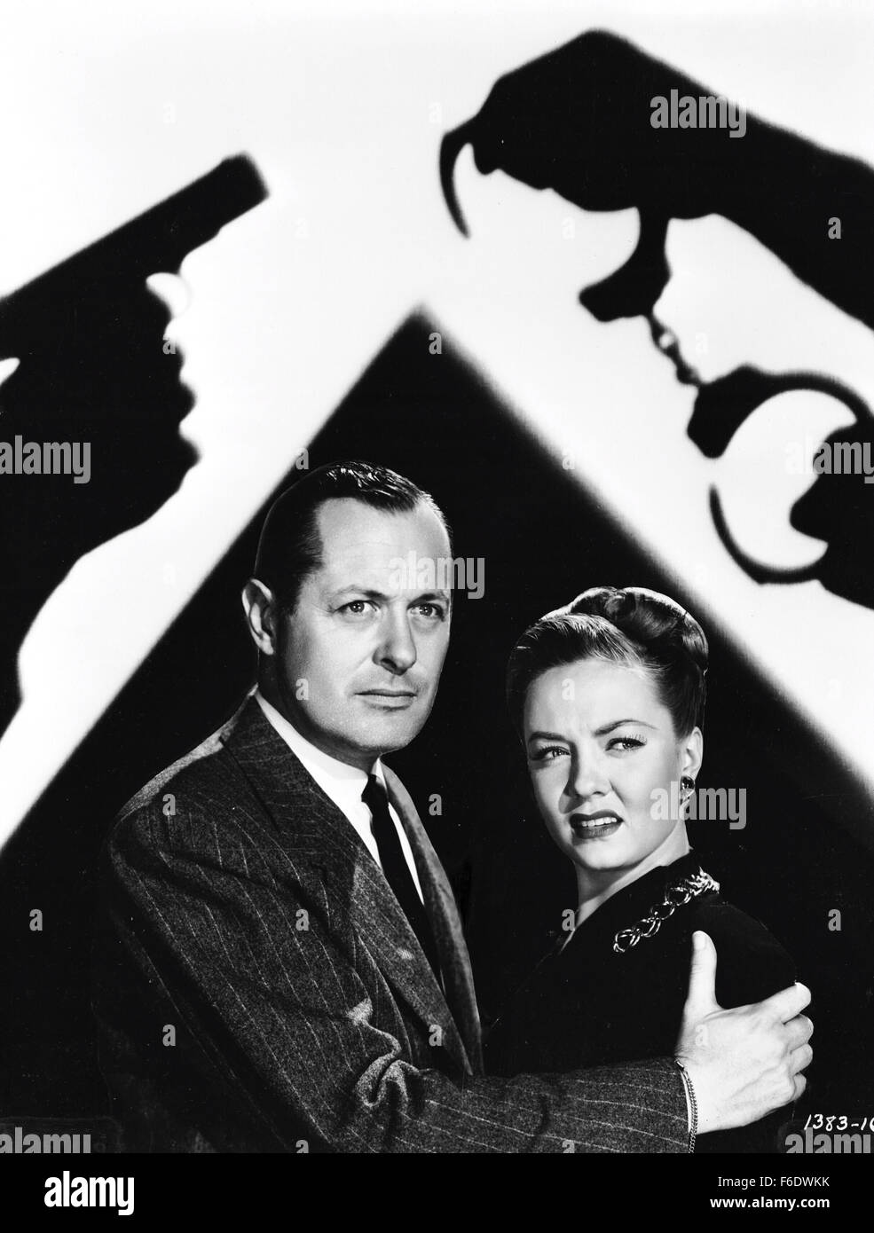 DATE DE SORTIE : Janvier 23, 1947. Titre du film : Lady dans le lac. STUDIO : Metro-Goldwyn-Mayer (MGM). Résumé : L'appareil photo affiche l'avis de Phillip Marlowe la première personne dans cette adaptation du livre de Raymond Chandler. Le détective est engagé pour trouver une épouse de l'éditeur, qui est censé avoir courir vers le Mexique. Mais l'affaire devient vite beaucoup plus complexe que les gens sont assassinés. Photo : Robert Montgomery comme Phillip Marlowe. Banque D'Images