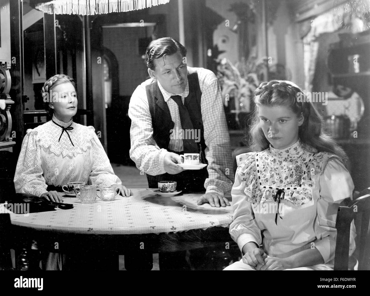 Jan 01, 1948 ; [Date et lieu inconnu] ; BARBARA BEL GEDDES en 1948 dans le film ''Je me souviens de Mama'' avec Philip Dorn et Irene Dunne comme ses parents. Banque D'Images