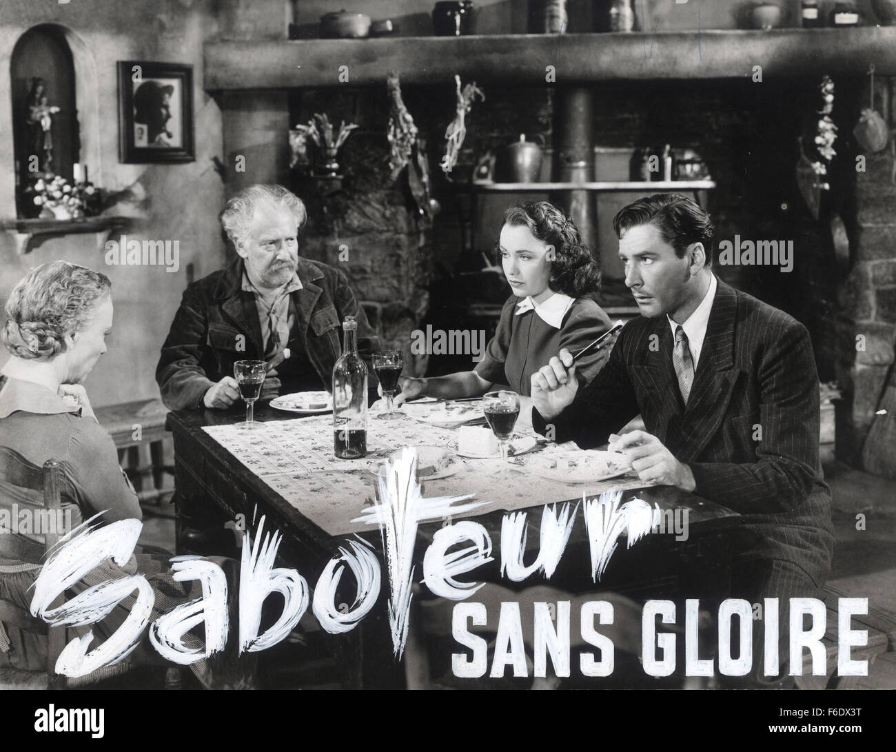 DATE DE SORTIE : Avril 22, 1944. Titre du film : Gloire incertaine. STUDIO : Warner Bros Pictures . Résumé : Au cours de la DEUXIÈME GUERRE MONDIALE, en France, Jean Picard est un criminel qui est sur le point d'être exécutées via la guillotine, mais d'un raid aérien interrompt elle et lui permet de s'échapper. Les voies de l'inspecteur Bonet le descendre et lui apporte en retour. Mais en chemin, ils entendent qu'un pont ferroviaire vitale pour les allemands a été détruit, soi-disant par les agents. Les Allemands prendre 100 Français et menacent de les exécuter à moins que les saboteurs s'avancer. Picard qui préféreraient mourir aux mains de l'opposition par fusillade t Banque D'Images