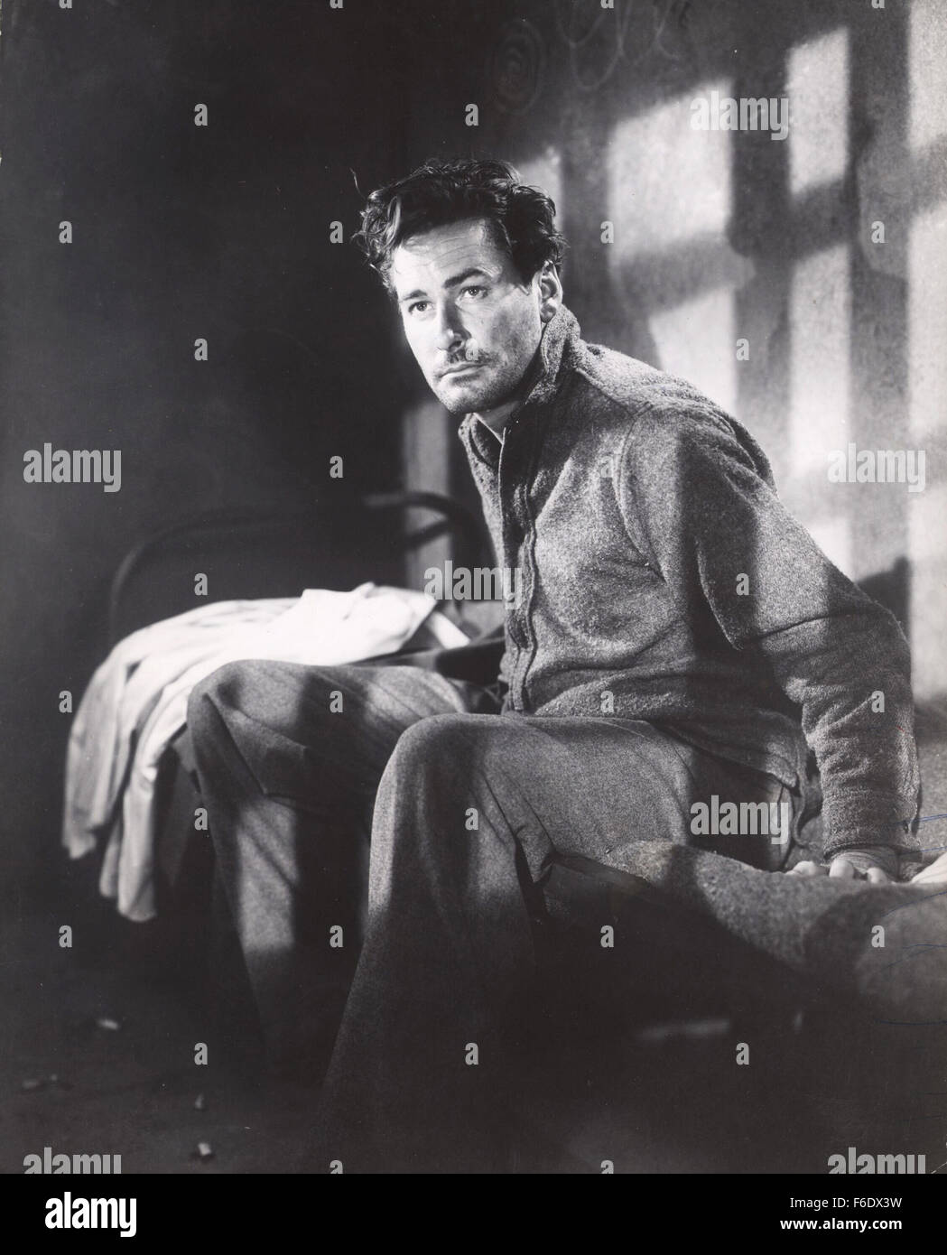 DATE DE SORTIE : Avril 22, 1944. Titre du film : Gloire incertaine. STUDIO : Warner Bros Pictures . Résumé : Au cours de la DEUXIÈME GUERRE MONDIALE, en France, Jean Picard est un criminel qui est sur le point d'être exécutées via la guillotine, mais d'un raid aérien interrompt elle et lui permet de s'échapper. Les voies de l'inspecteur Bonet le descendre et lui apporte en retour. Mais en chemin, ils entendent qu'un pont ferroviaire vitale pour les allemands a été détruit, soi-disant par les agents. Les Allemands prendre 100 Français et menacent de les exécuter à moins que les saboteurs s'avancer. Picard qui préféreraient mourir aux mains de l'opposition par fusillade t Banque D'Images