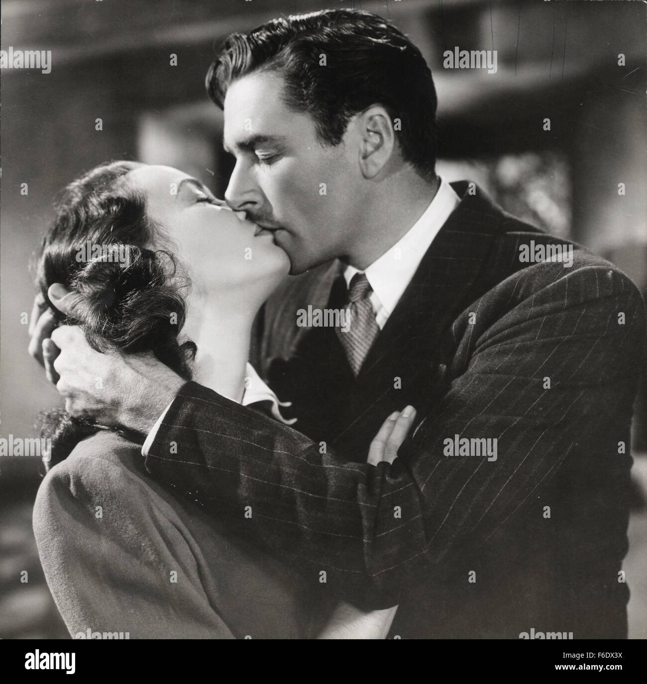 DATE DE SORTIE : Avril 22, 1944. Titre du film : Gloire incertaine. STUDIO : Warner Bros Pictures . Résumé : Au cours de la DEUXIÈME GUERRE MONDIALE, en France, Jean Picard est un criminel qui est sur le point d'être exécutées via la guillotine, mais d'un raid aérien interrompt elle et lui permet de s'échapper. Les voies de l'inspecteur Bonet le descendre et lui apporte en retour. Mais en chemin, ils entendent qu'un pont ferroviaire vitale pour les allemands a été détruit, soi-disant par les agents. Les Allemands prendre 100 Français et menacent de les exécuter à moins que les saboteurs s'avancer. Picard qui préféreraient mourir aux mains de l'opposition par fusillade t Banque D'Images